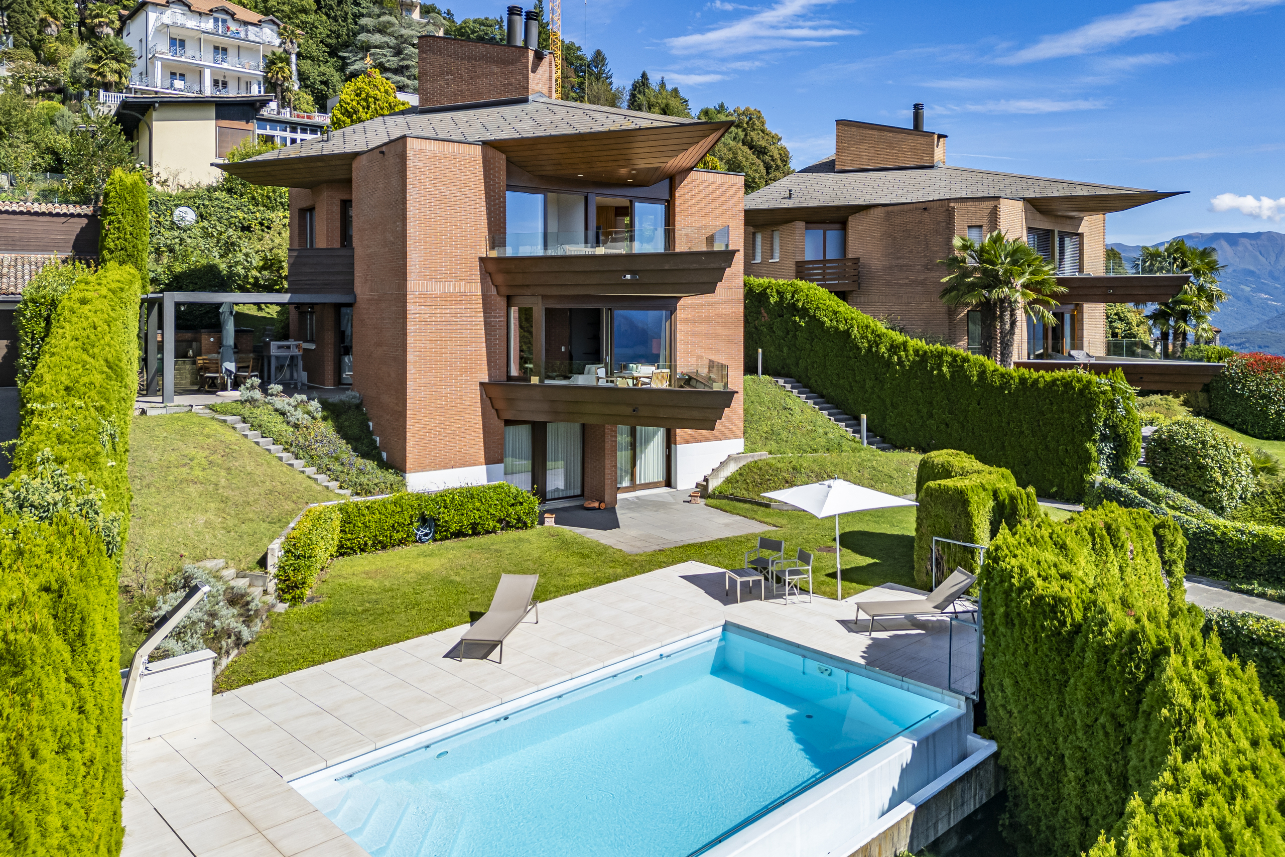 Luxuriöses Anwesen mit Pool und Bergblick