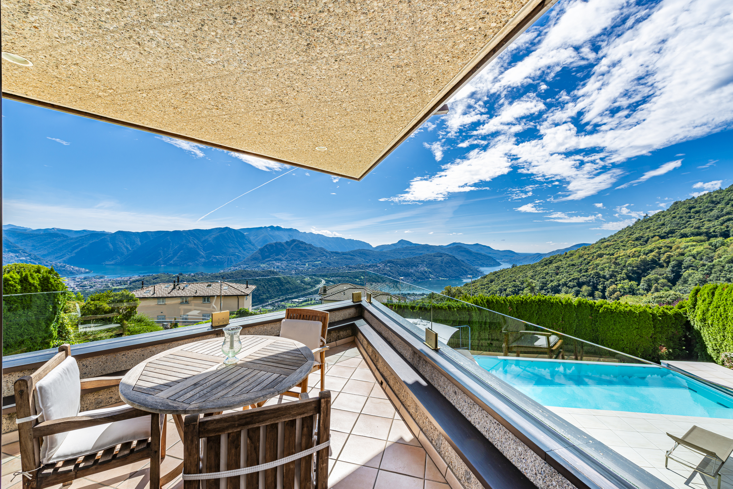 Balkon mit Pool- und Bergblick