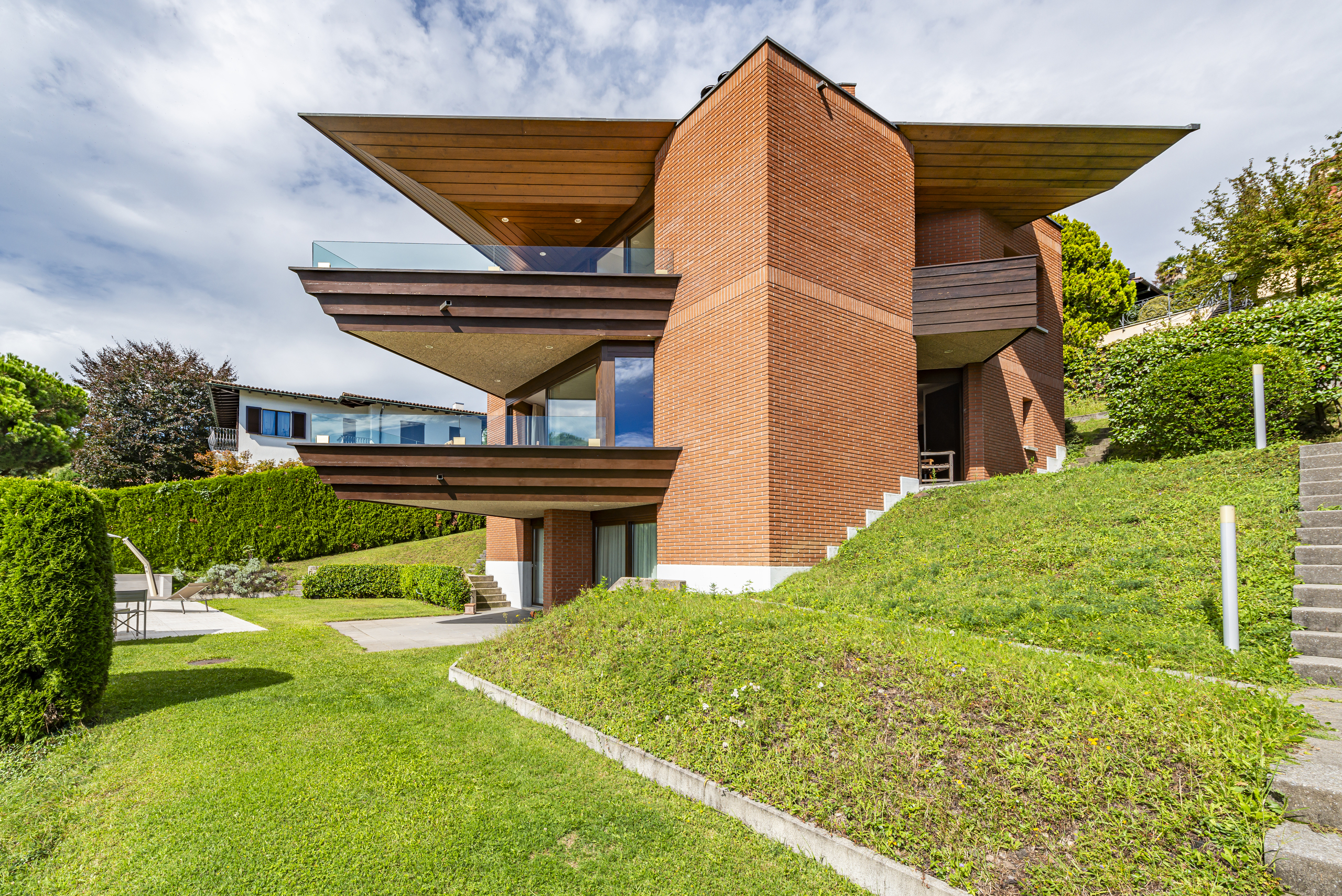 Moderne Villa mit markanten Dachauskragungen