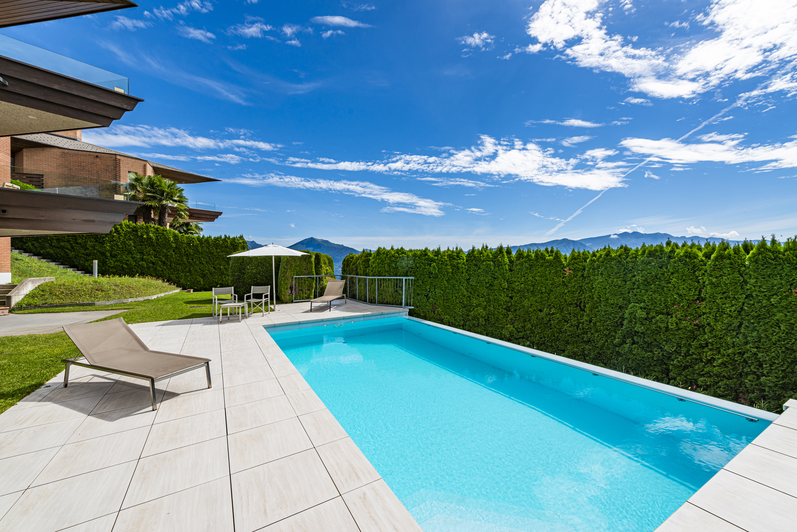Außenbereich mit Pool und Bergblick