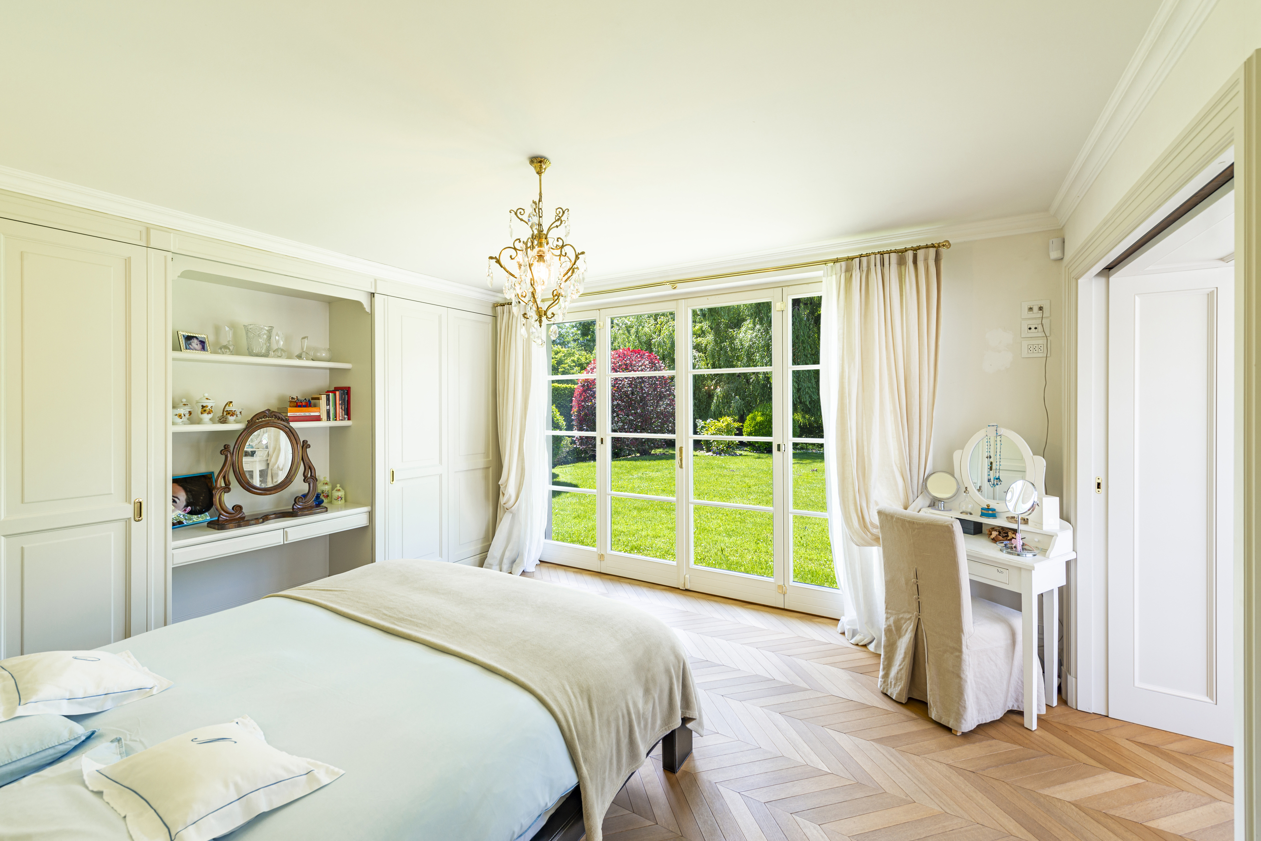 Helles Schlafzimmer mit Blick in den Garten