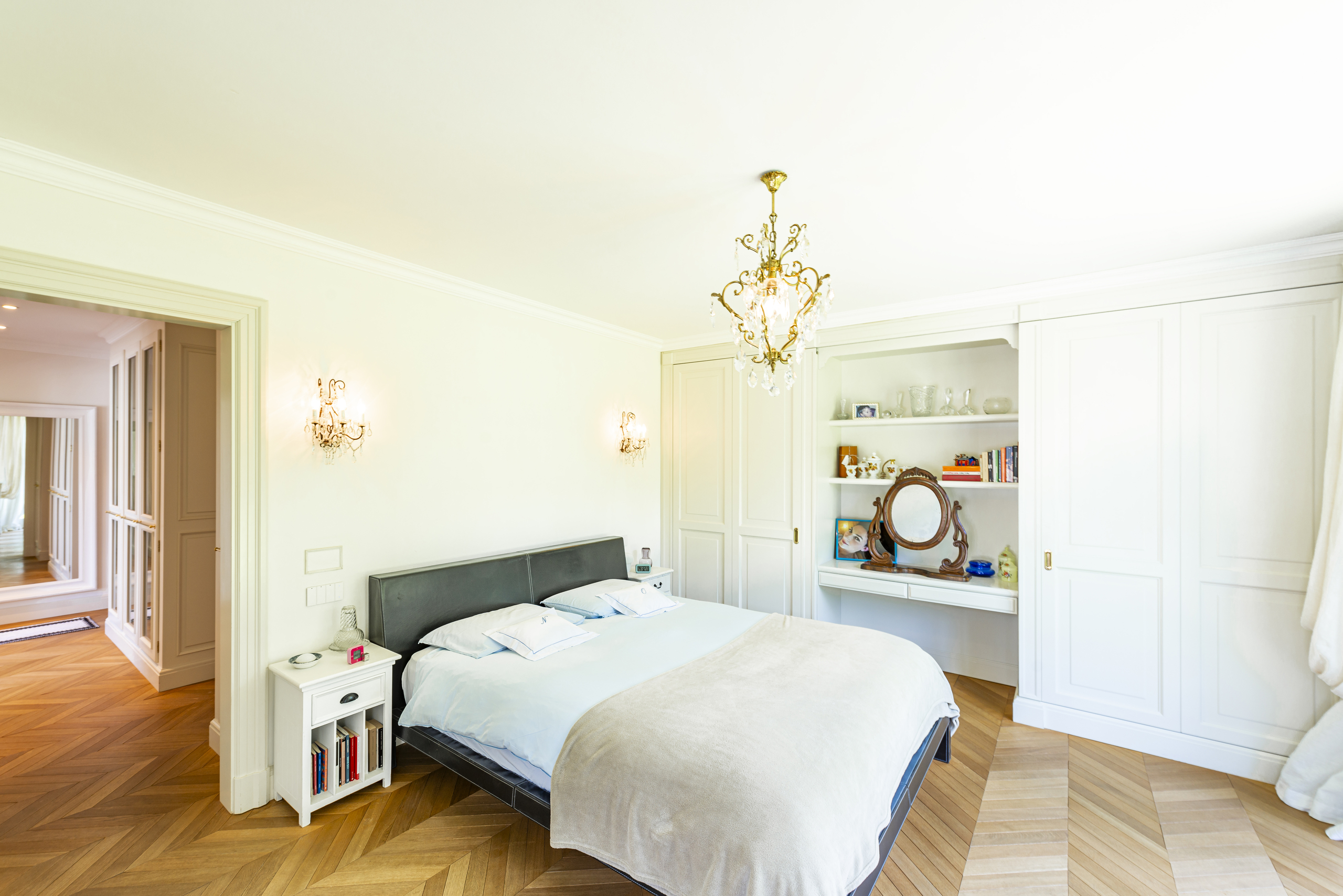 Klassisches Schlafzimmer mit Einbauschrank und Kronleuchter