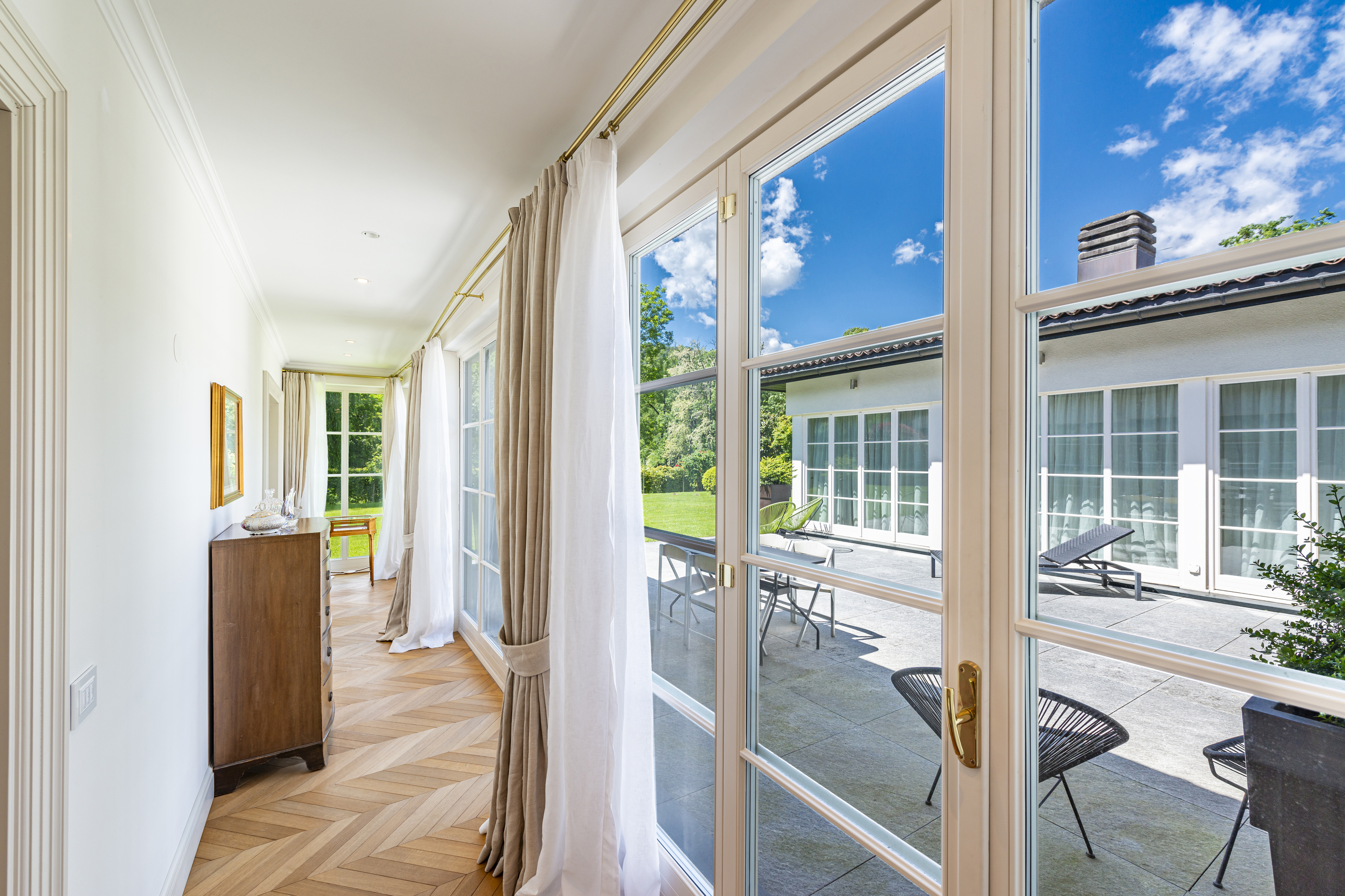 Heller Flur mit Blick auf Terrasse