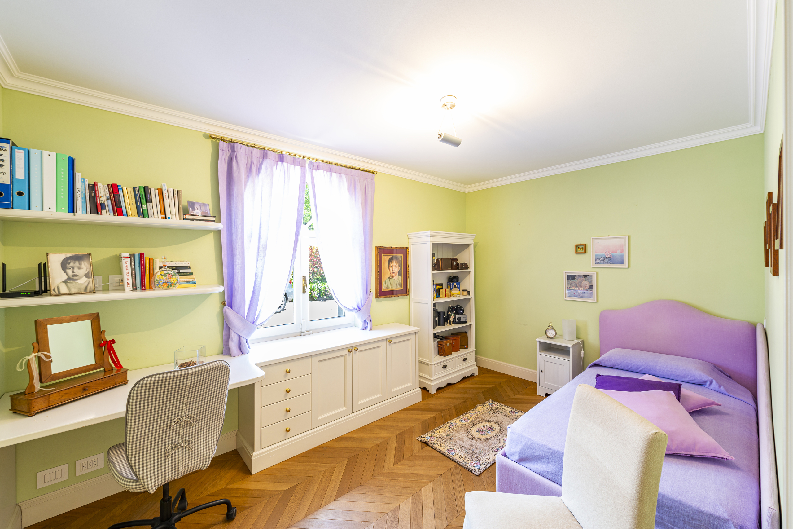 Helles Schlafzimmer mit pastellfarbenen Möbeln