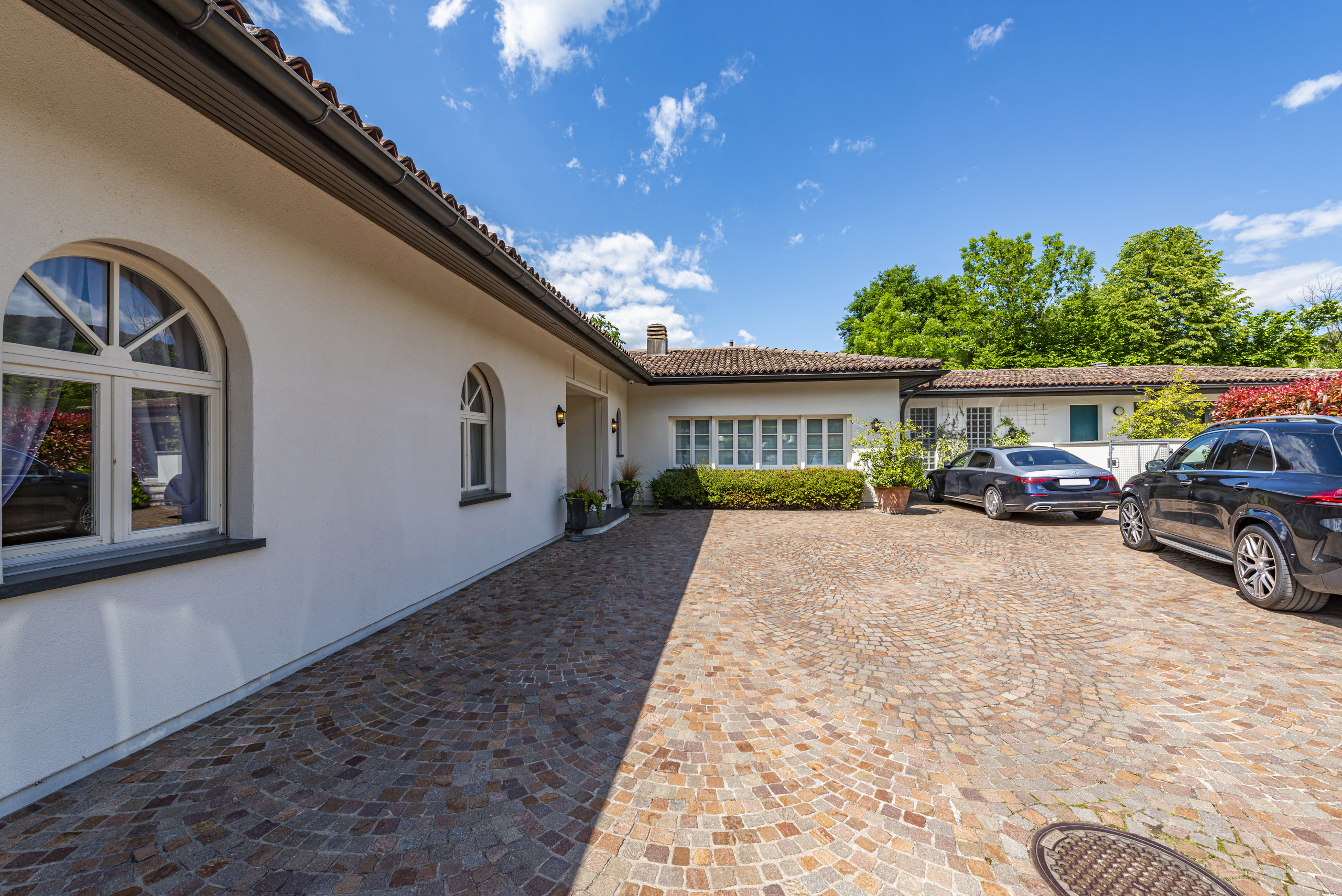 Innenhof mit mediterraner Zufahrt