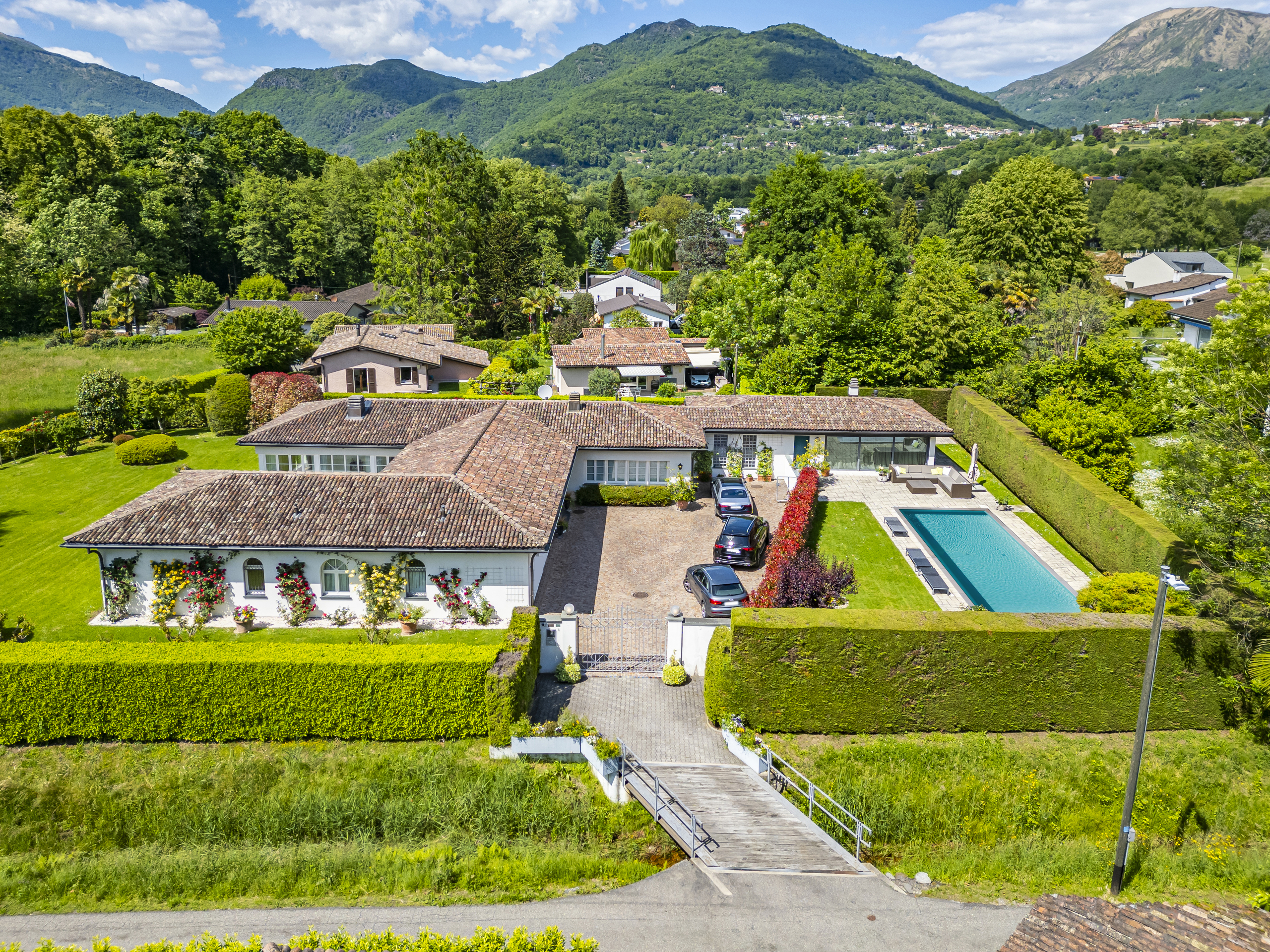 Luxuriöse Villenanlage mit Pool und Bergpanorama