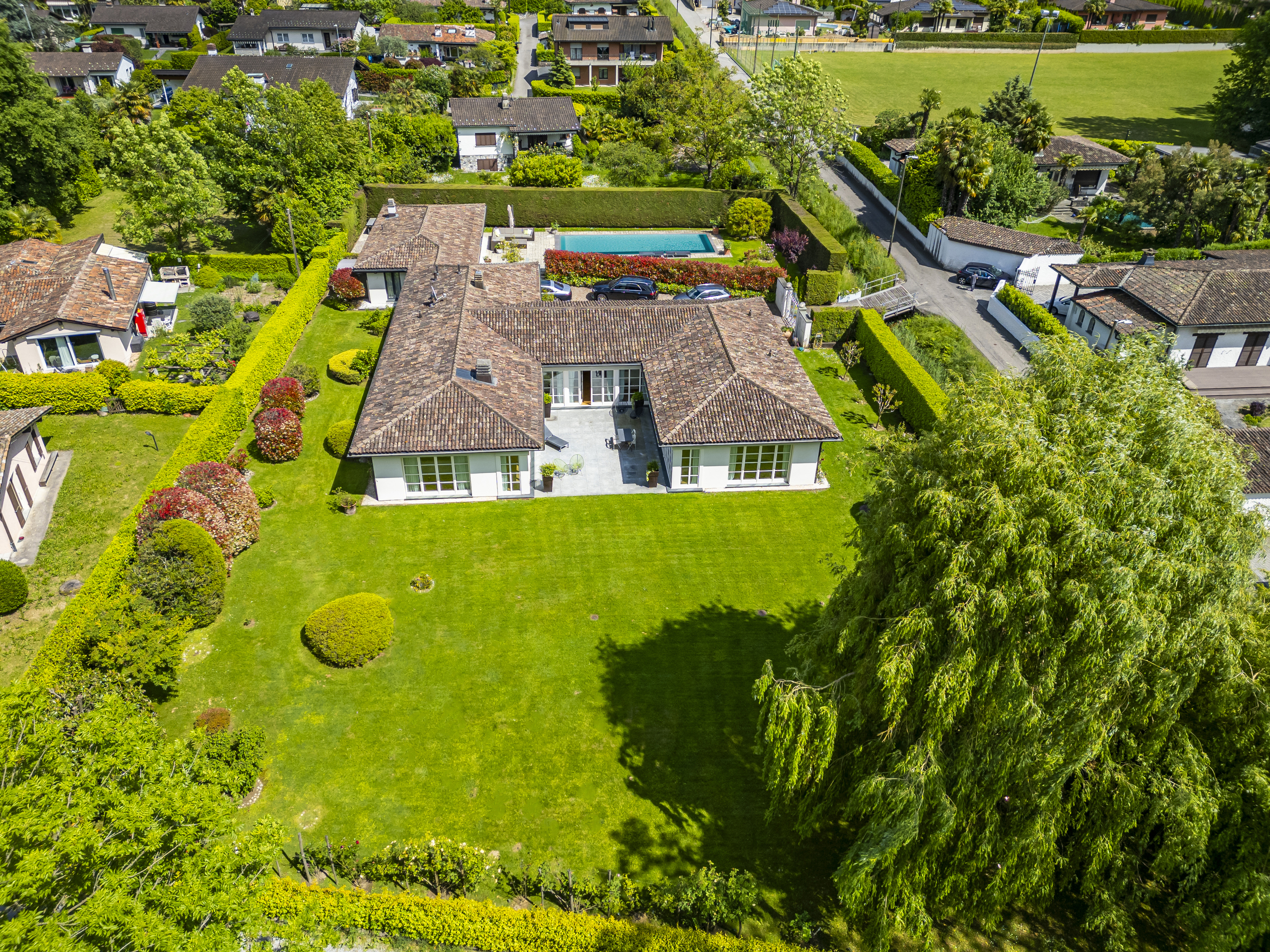 Luftaufnahme eines großzügigen Wohnhauses mit Garten und Pool