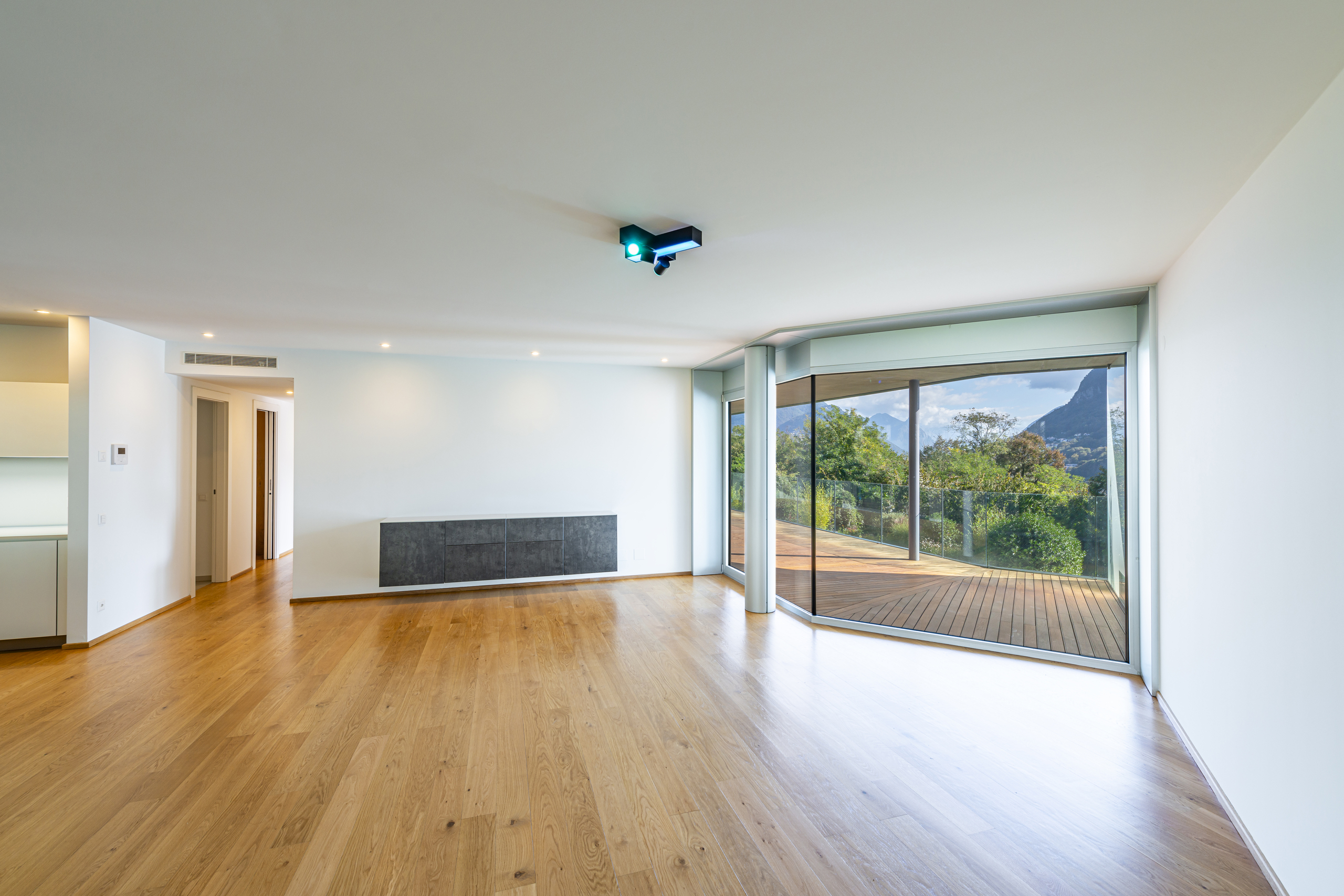 Heller Wohnraum mit Panoramafenster und Terrassenblick