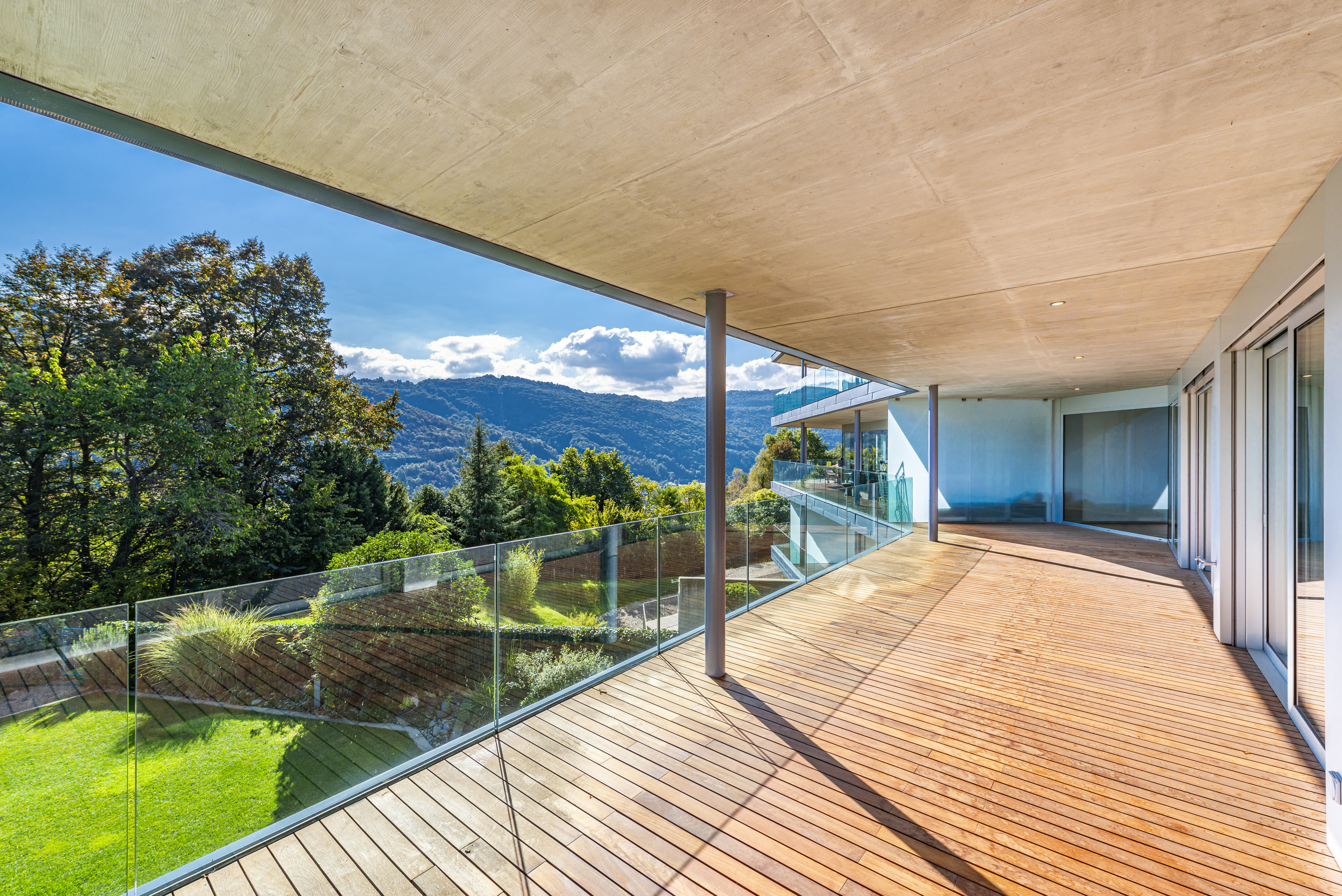 Großzügige Dachterrasse mit Bergblick