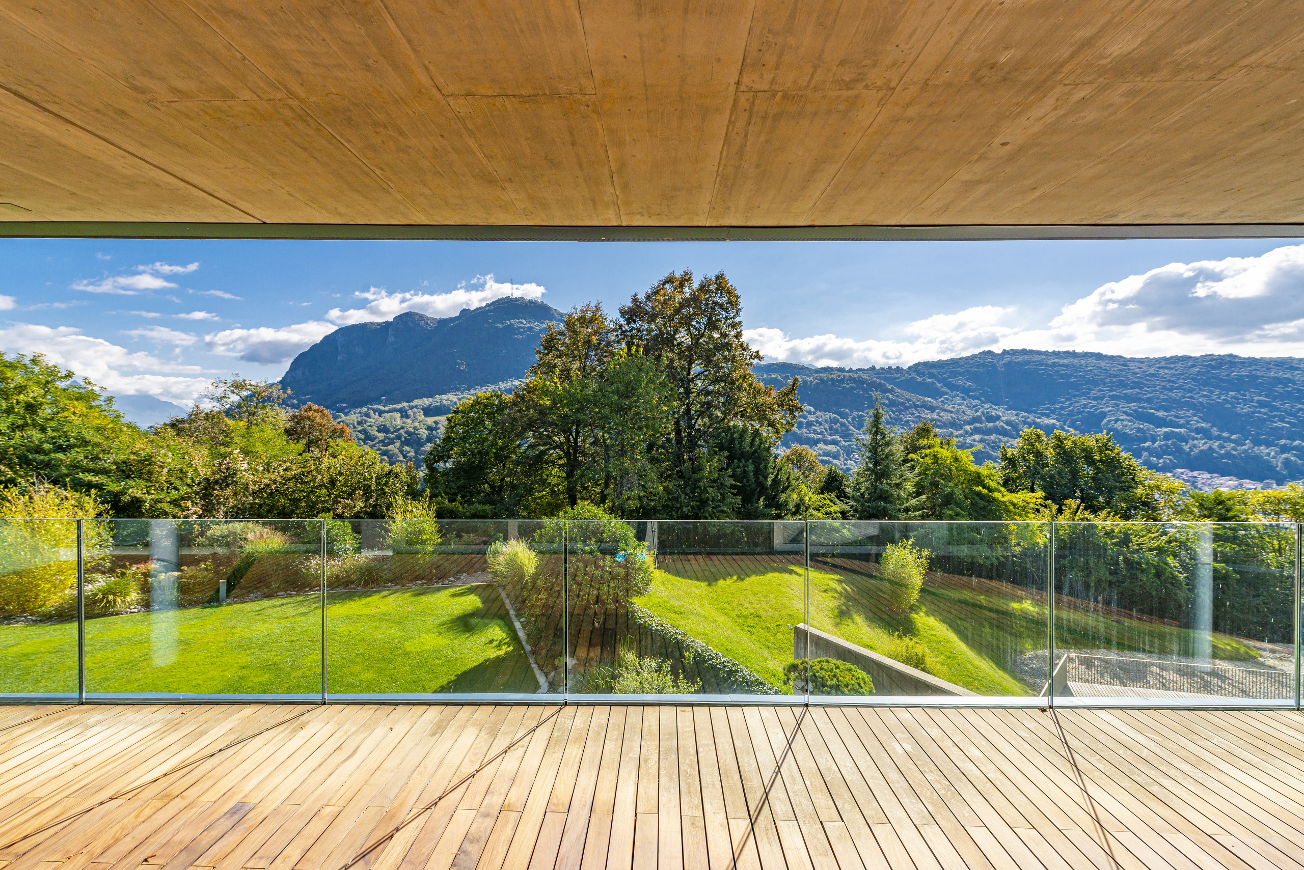 Terrasse mit Panoramablick auf Berge und Garten