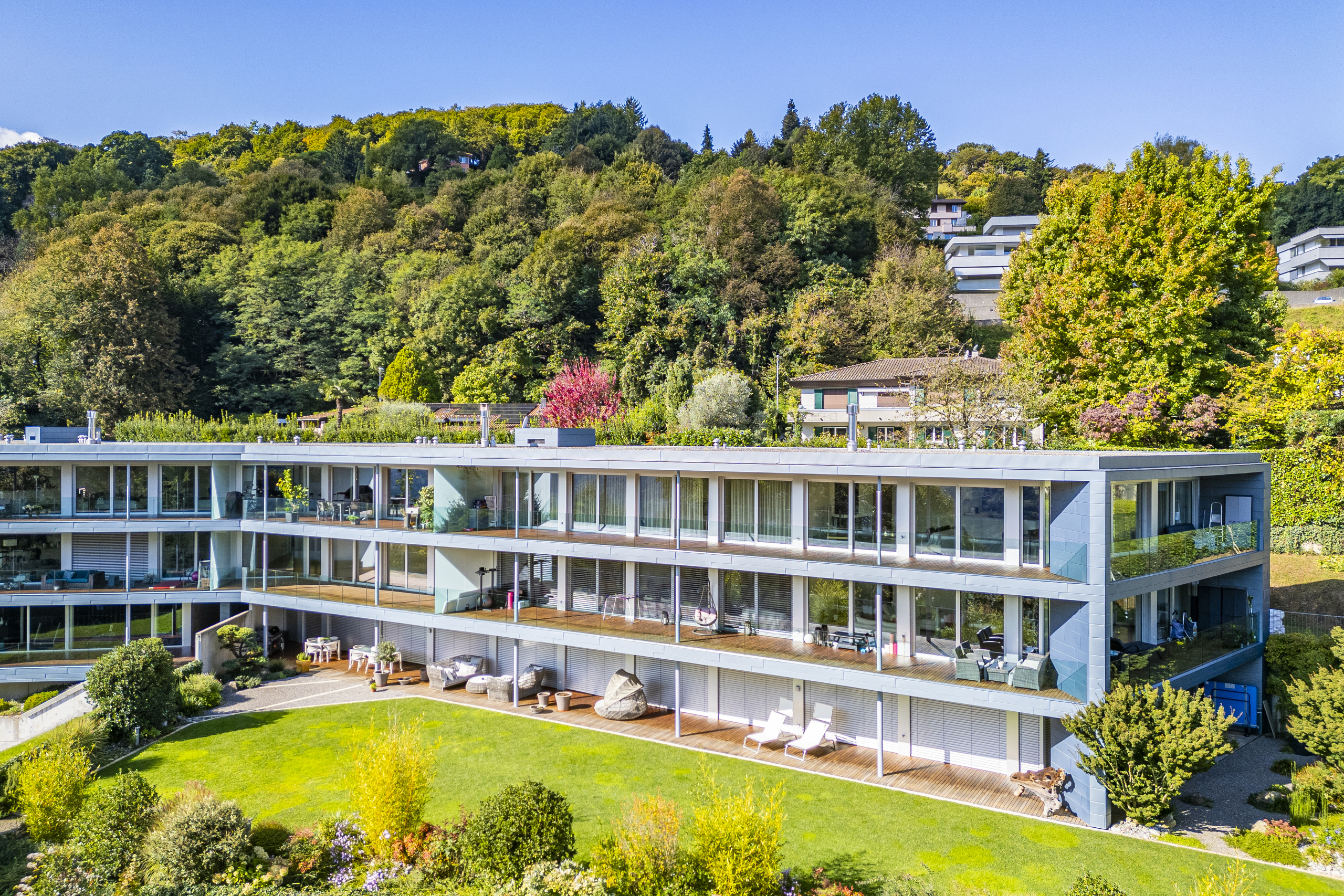 Moderner Terrassenbau mit Hanglage