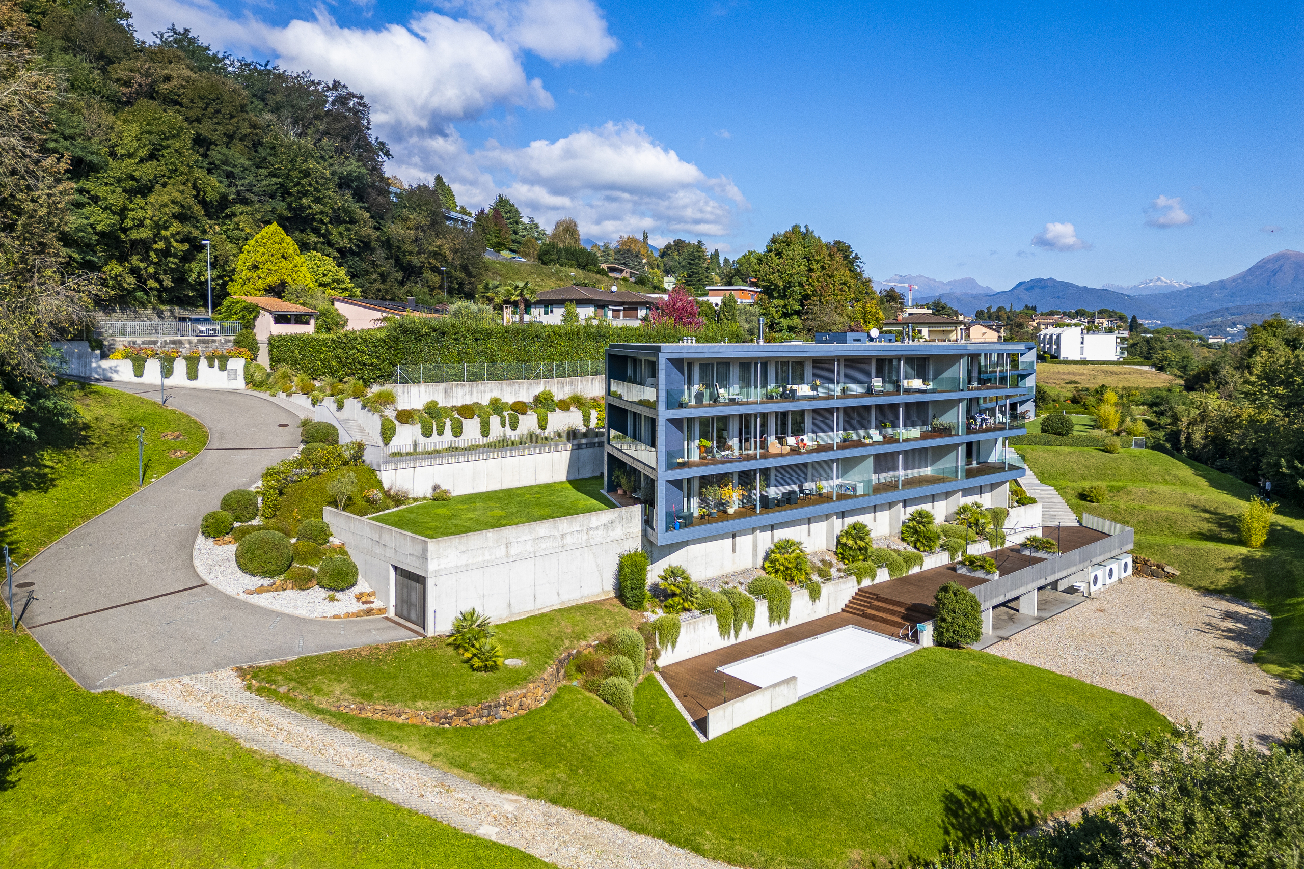 Moderne Villa in Hanglage mit Panoramablick