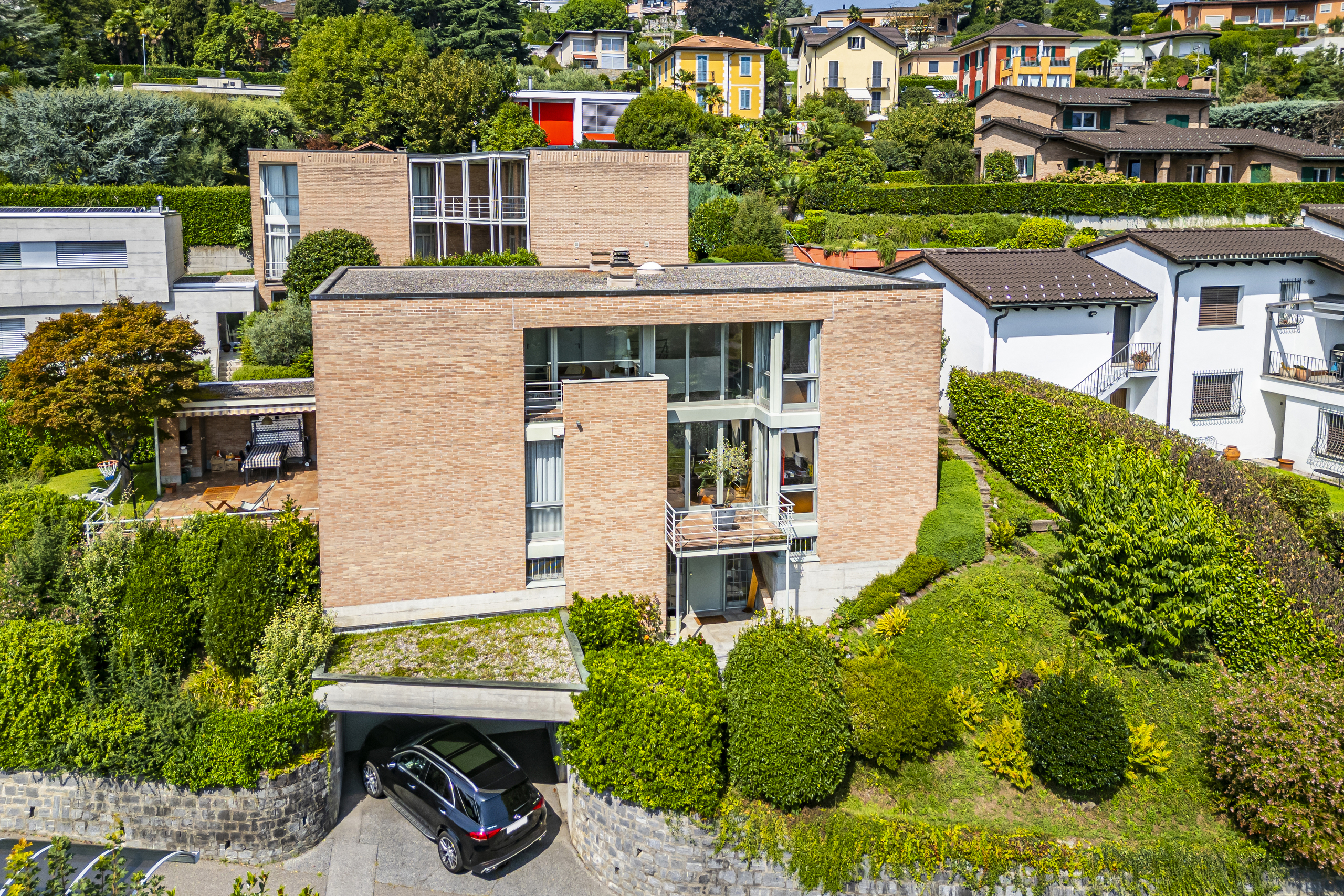 Modernes Backsteinwohnhaus in grüner Hanglage