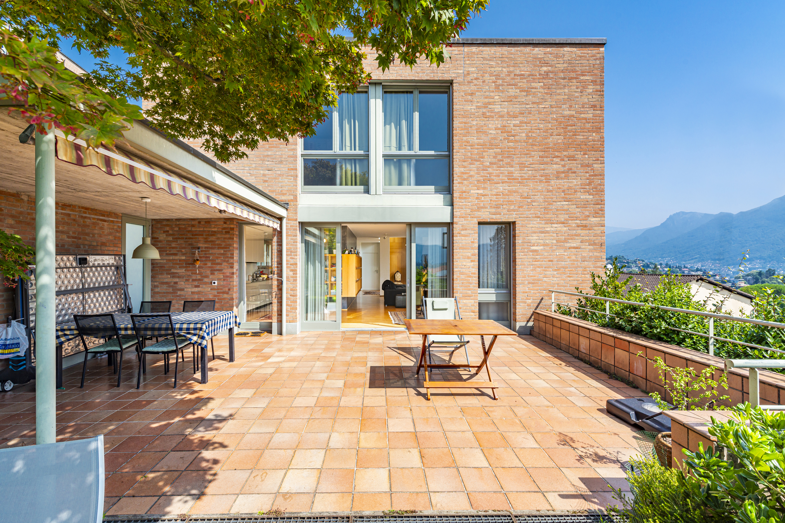 Terrasse mit Brick-Fassade und Bergblick