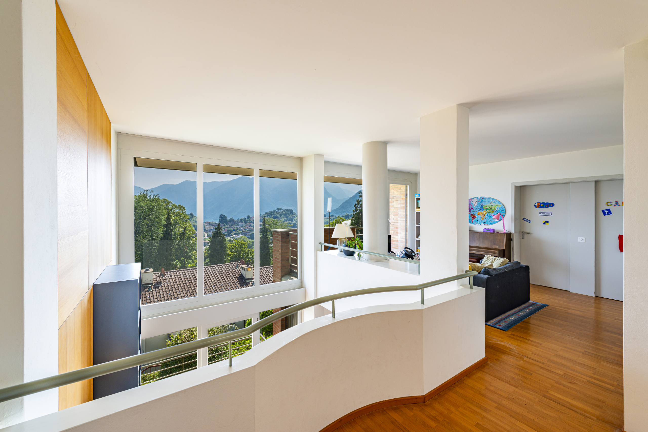 Heller Wohnbereich mit Panoramafenster und Galerie