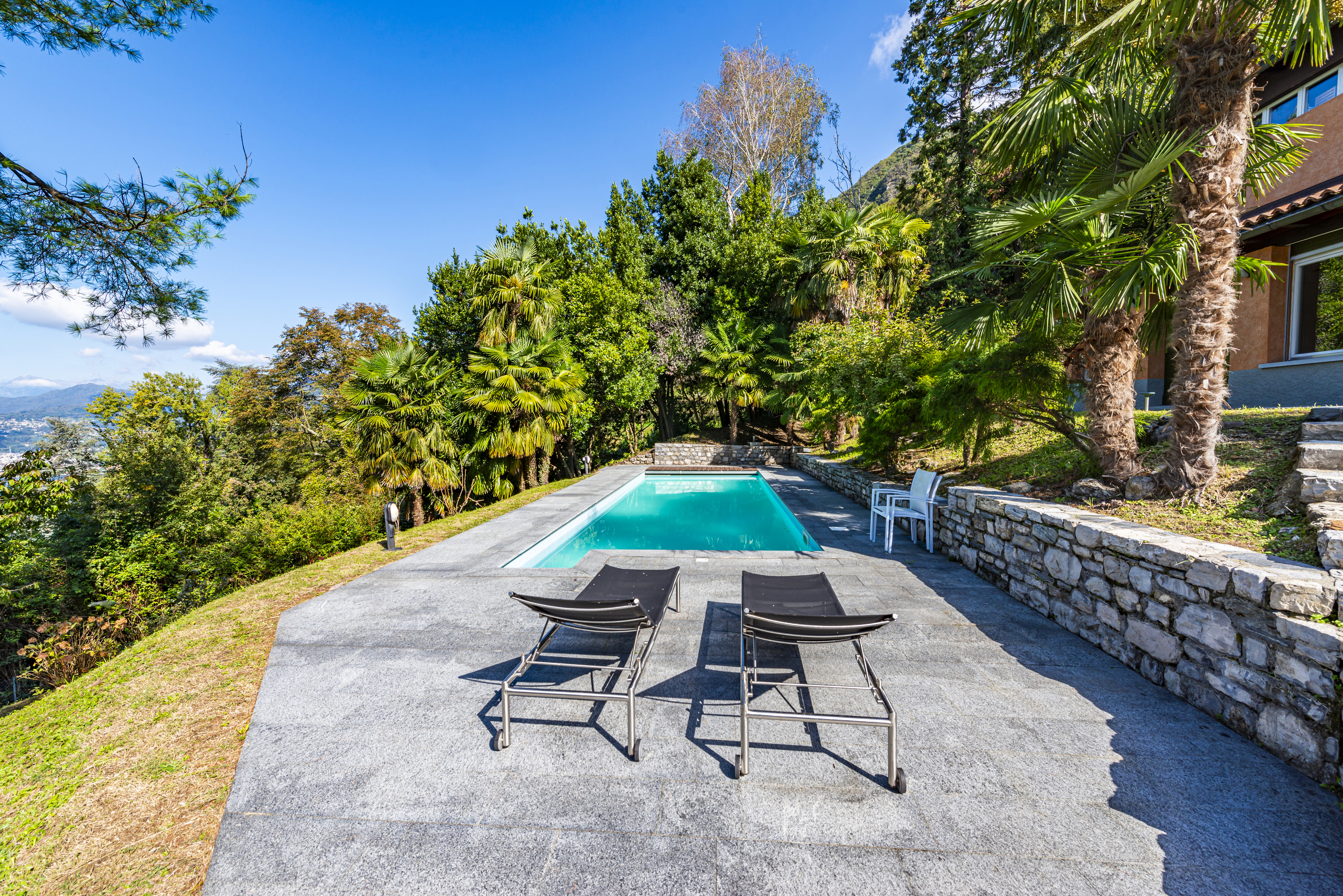 Poolterrasse mit Bergblick