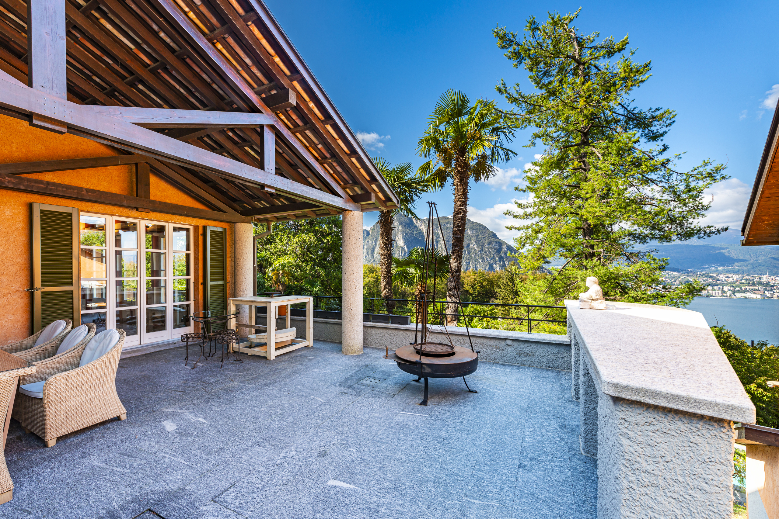 Terrasse mit Seeblick und Bergpanorama