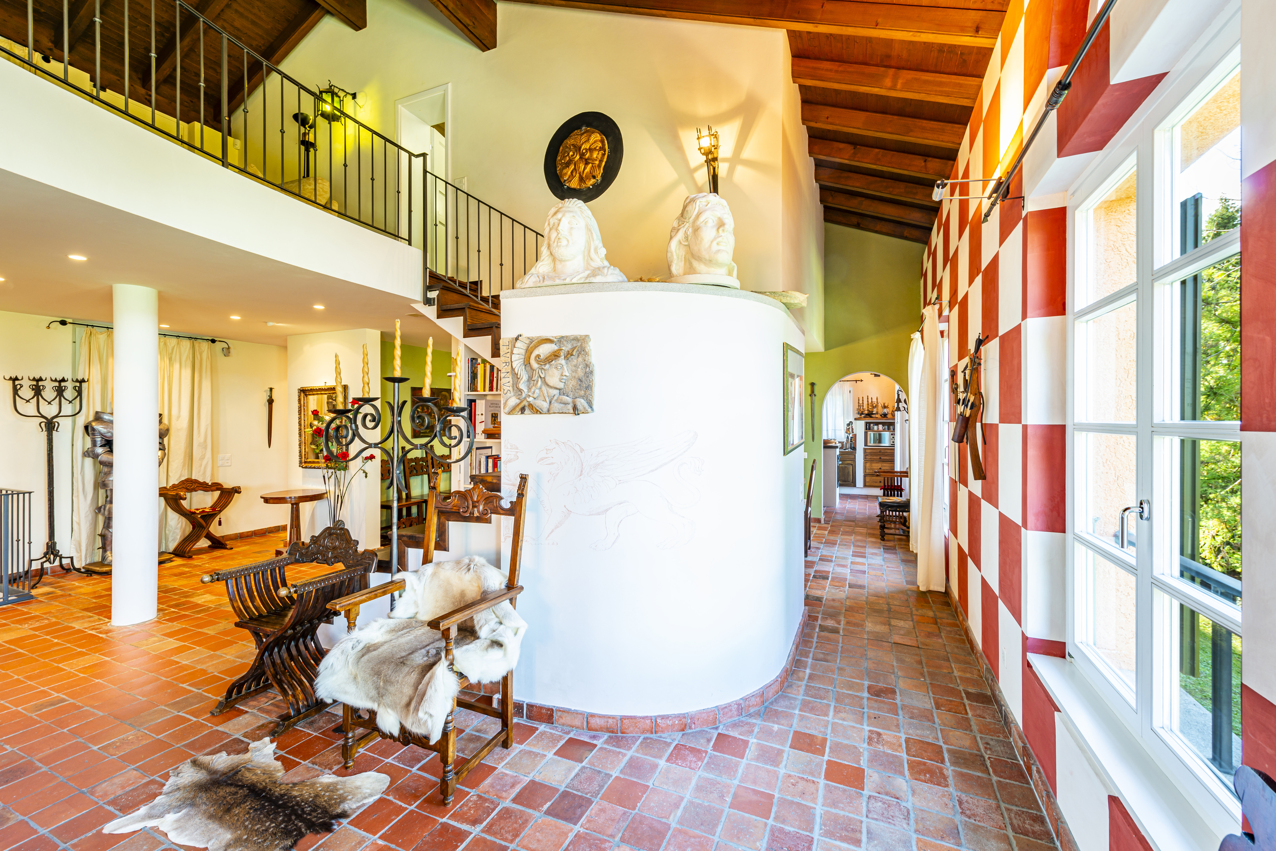 Künstlerisch gestalteter Wohnbereich mit Galerie und Terrakottaboden