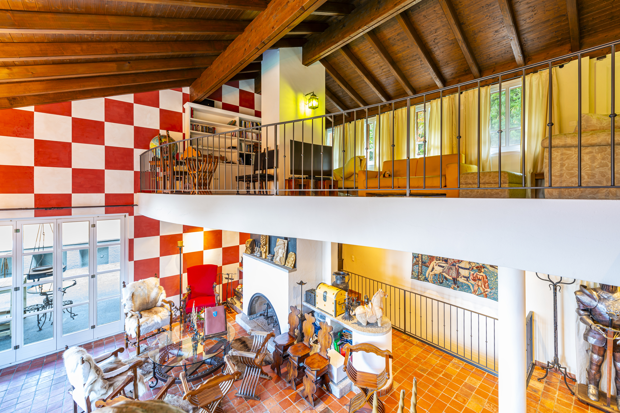 Wohnraum mit Galerie und mediterranem Flair
