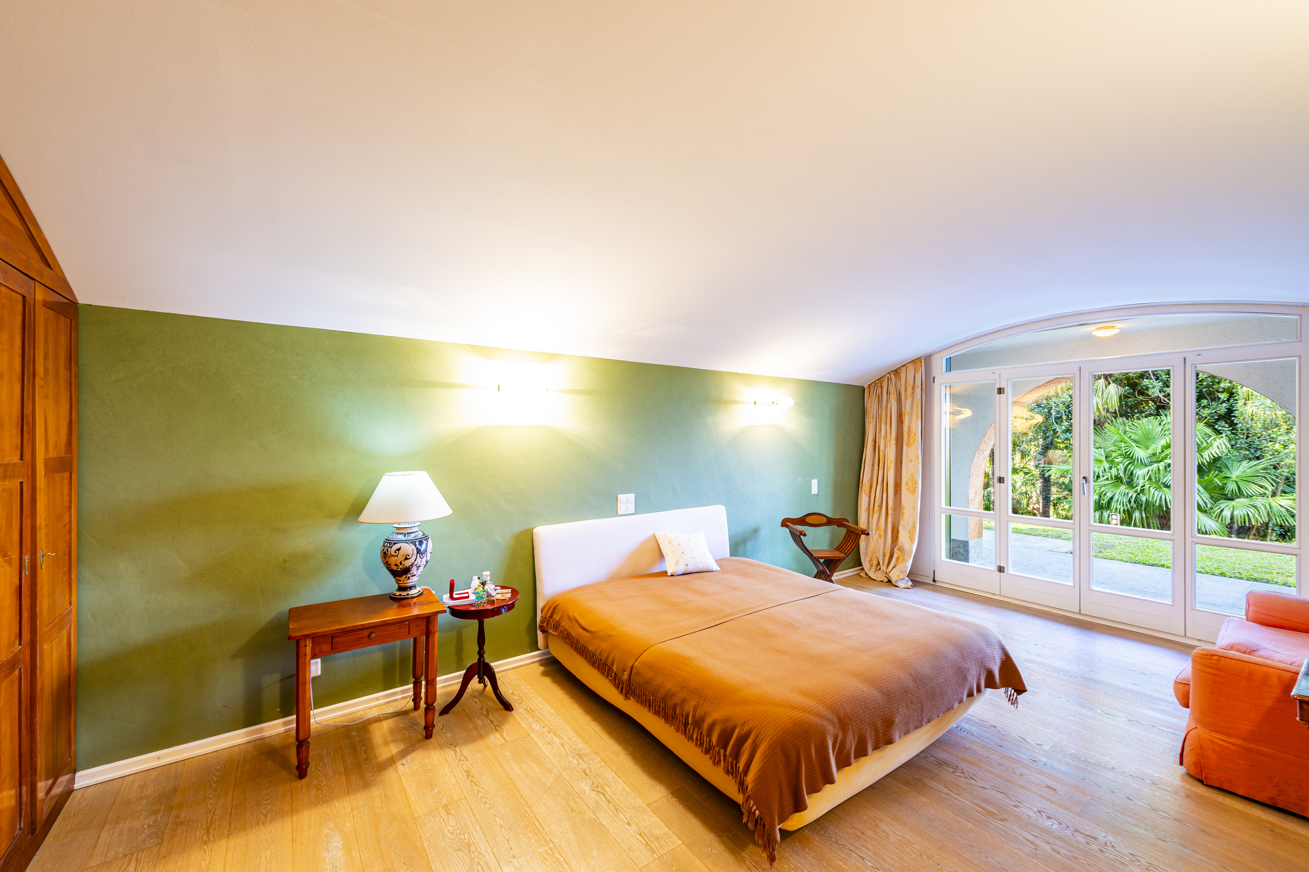 Helles Schlafzimmer mit Gartenblick