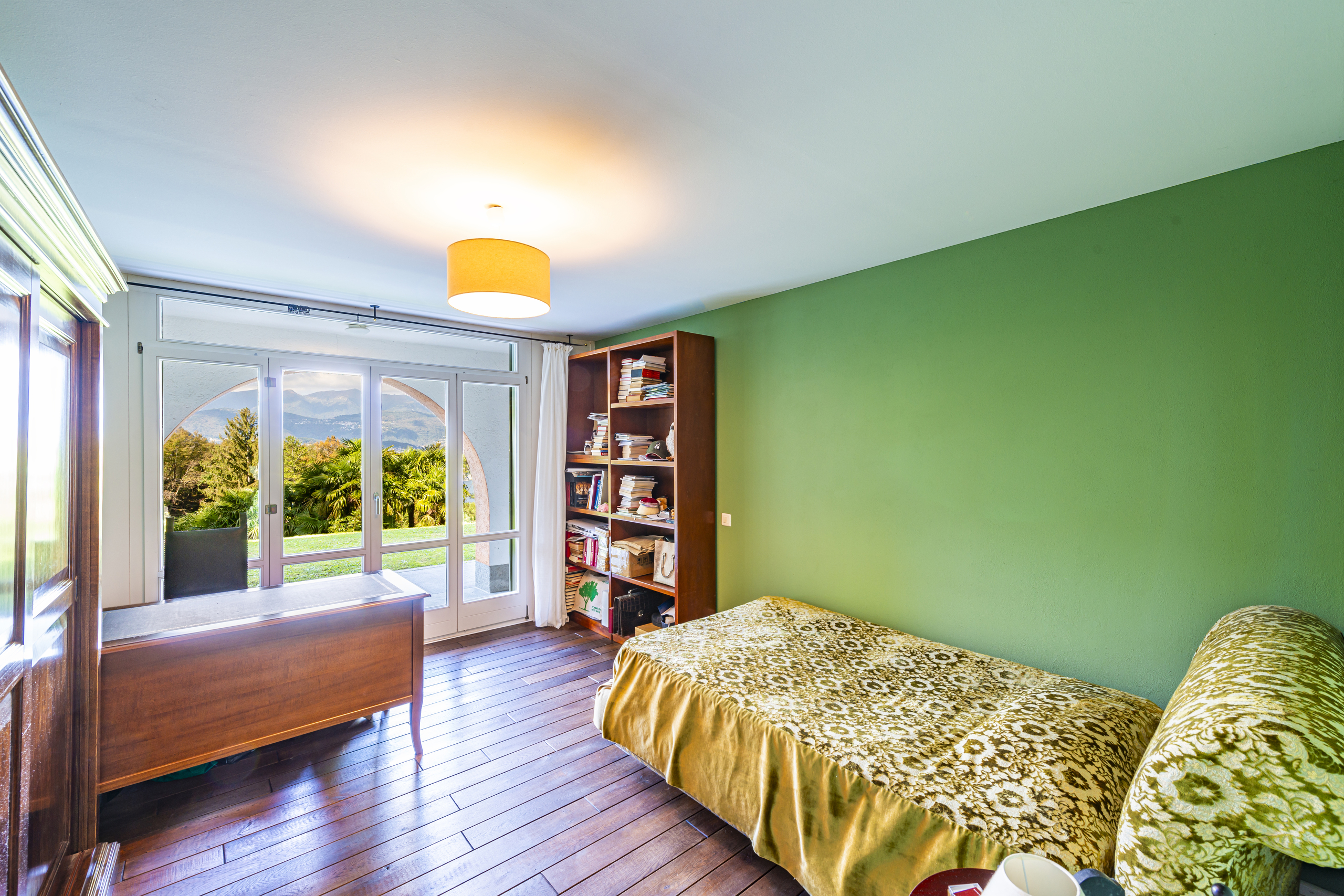 Schlafzimmer mit grünem Akzent und Bergblick