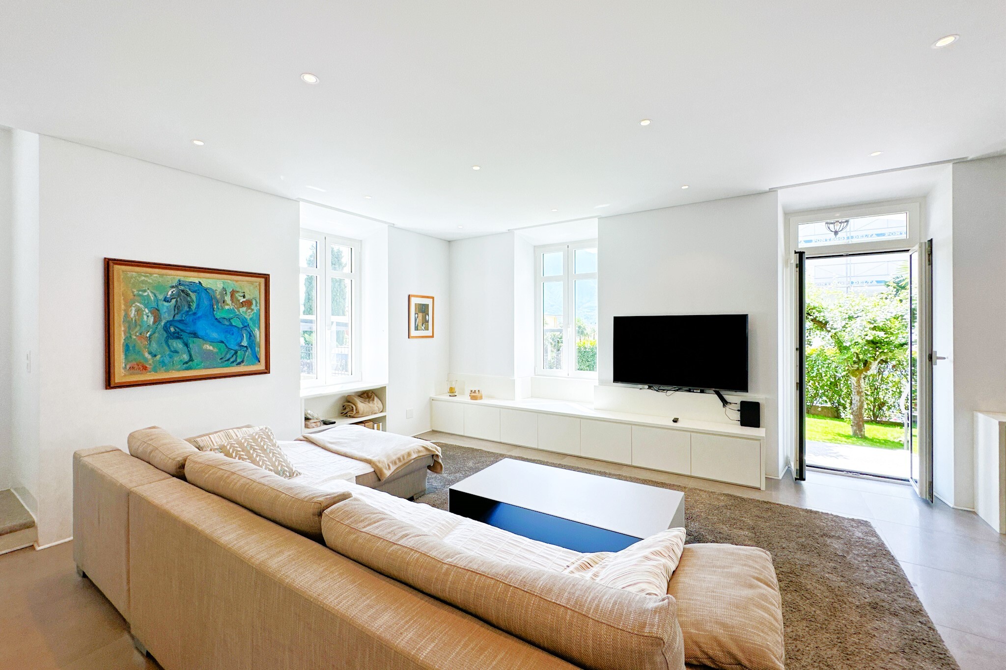 Heller Wohnraum mit Sofa und TV-Bereich