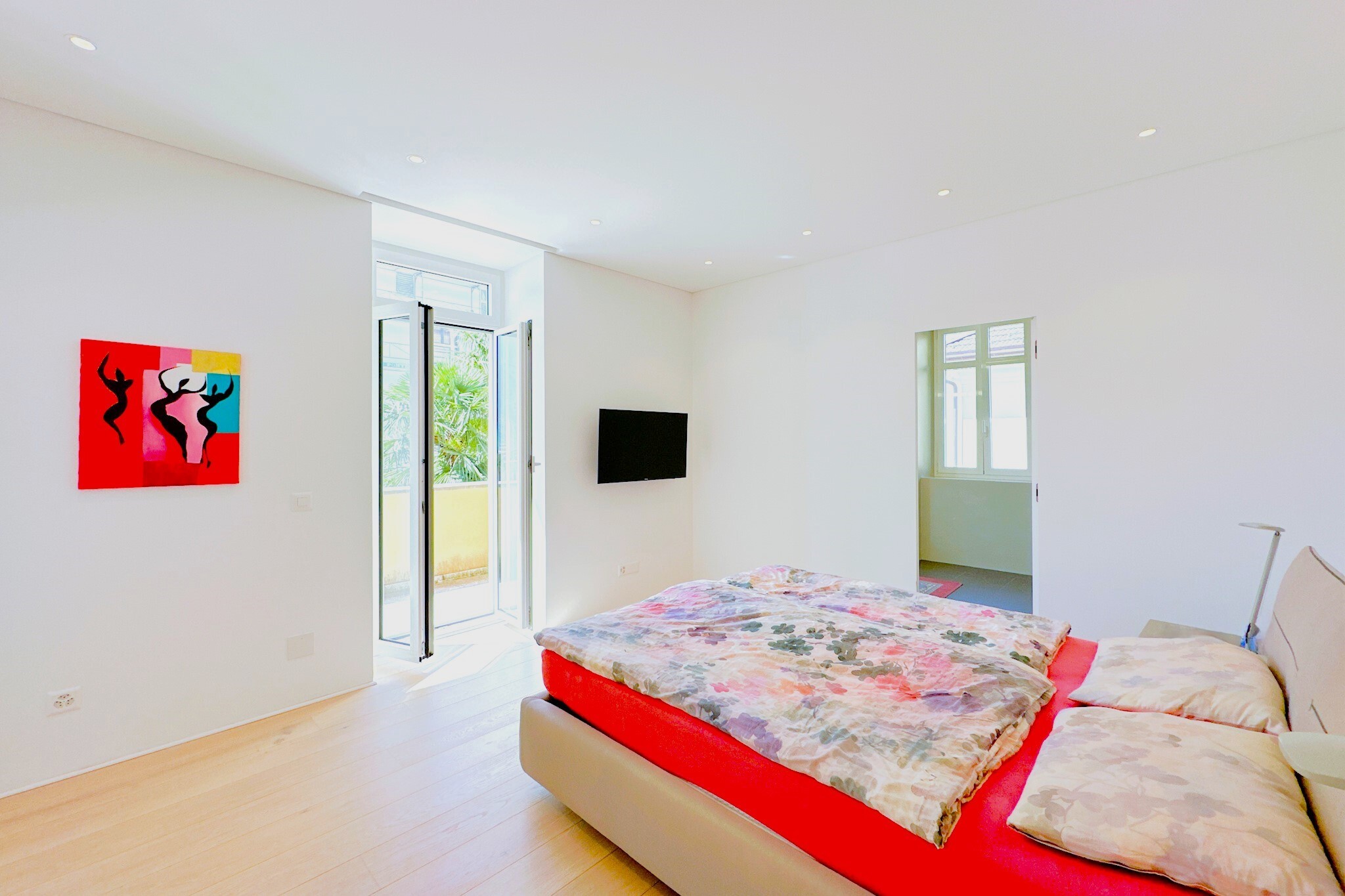 Helles Schlafzimmer mit Balkonzugang