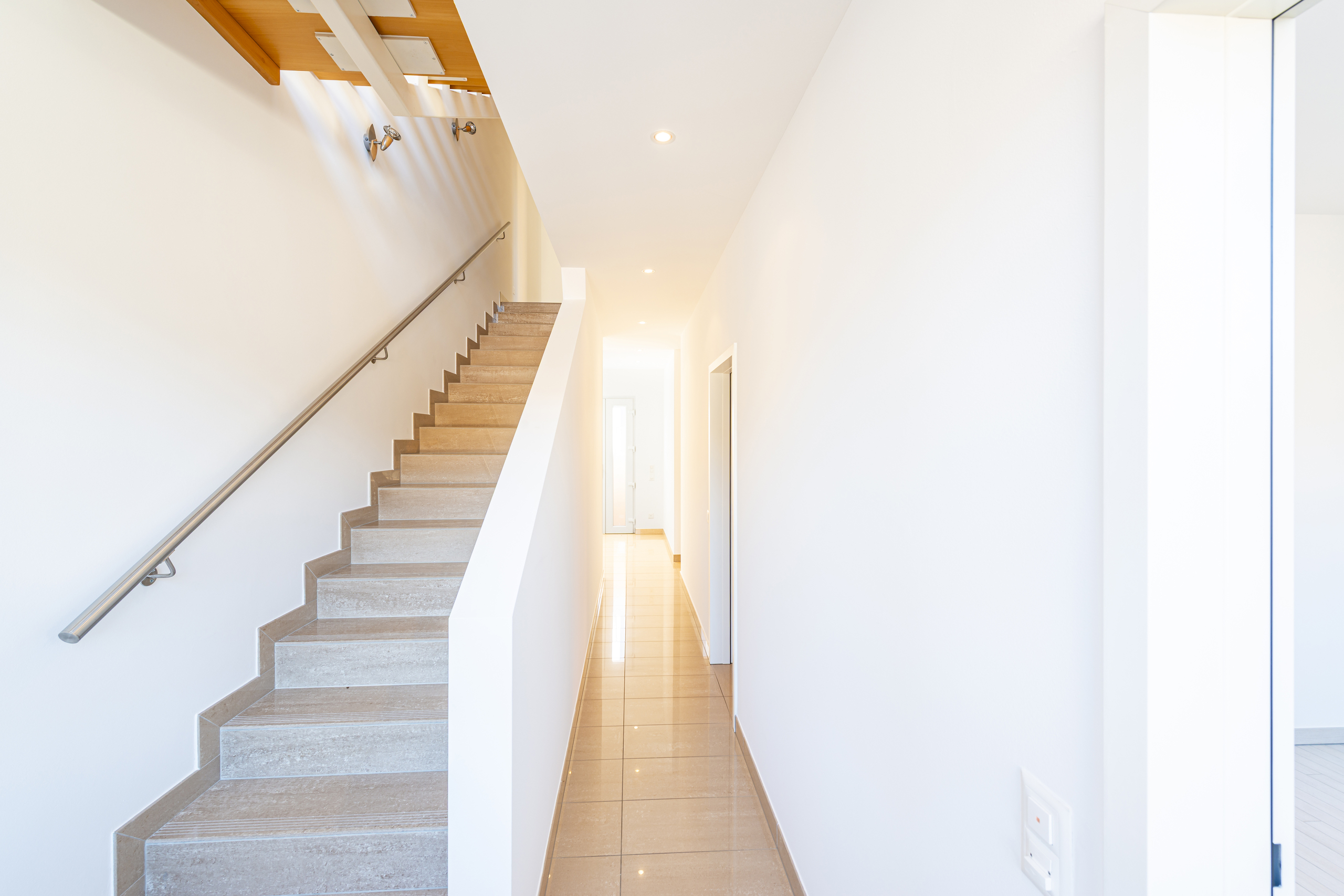 Heller Flur mit Treppe