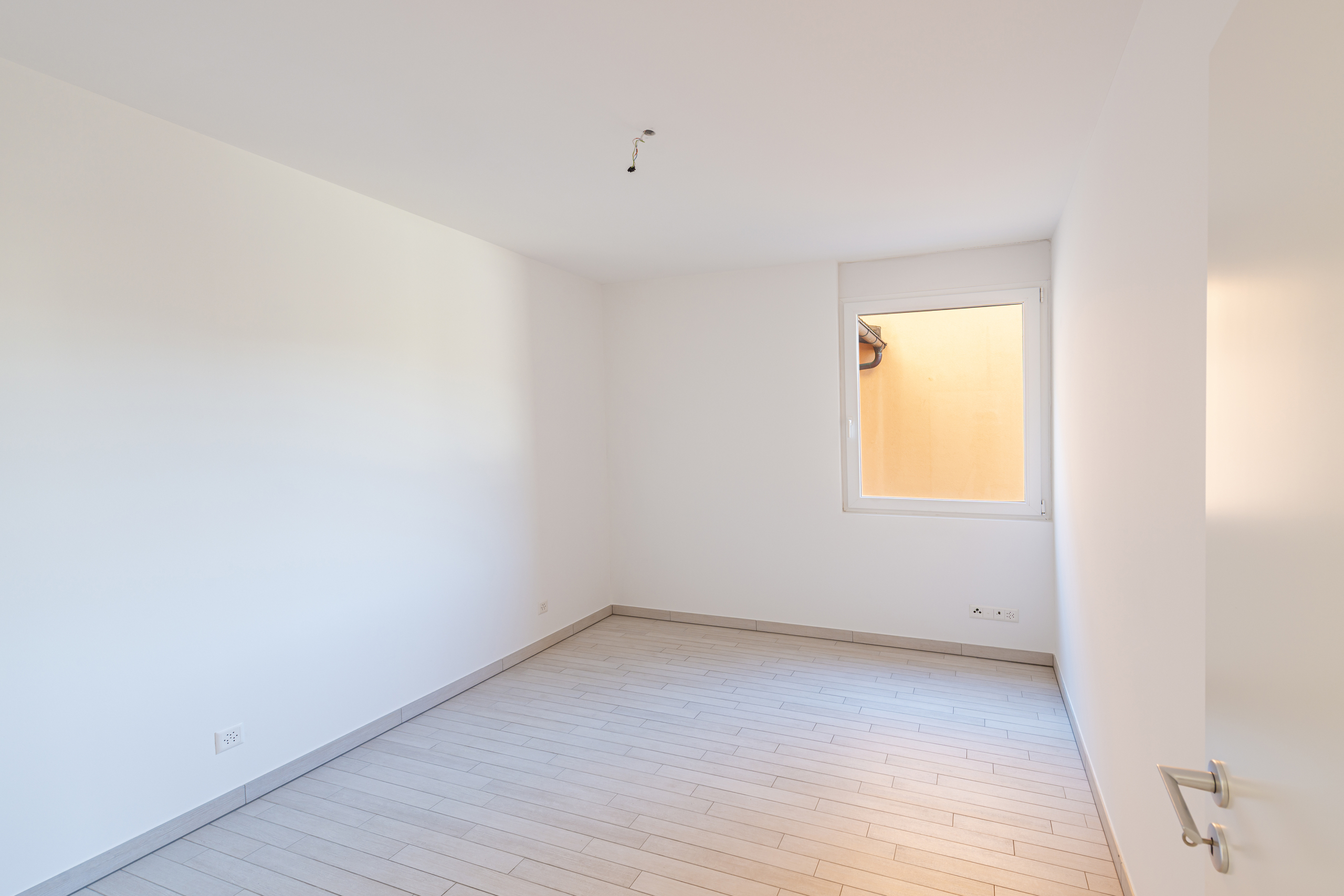 Leerer heller Raum mit Fenster
