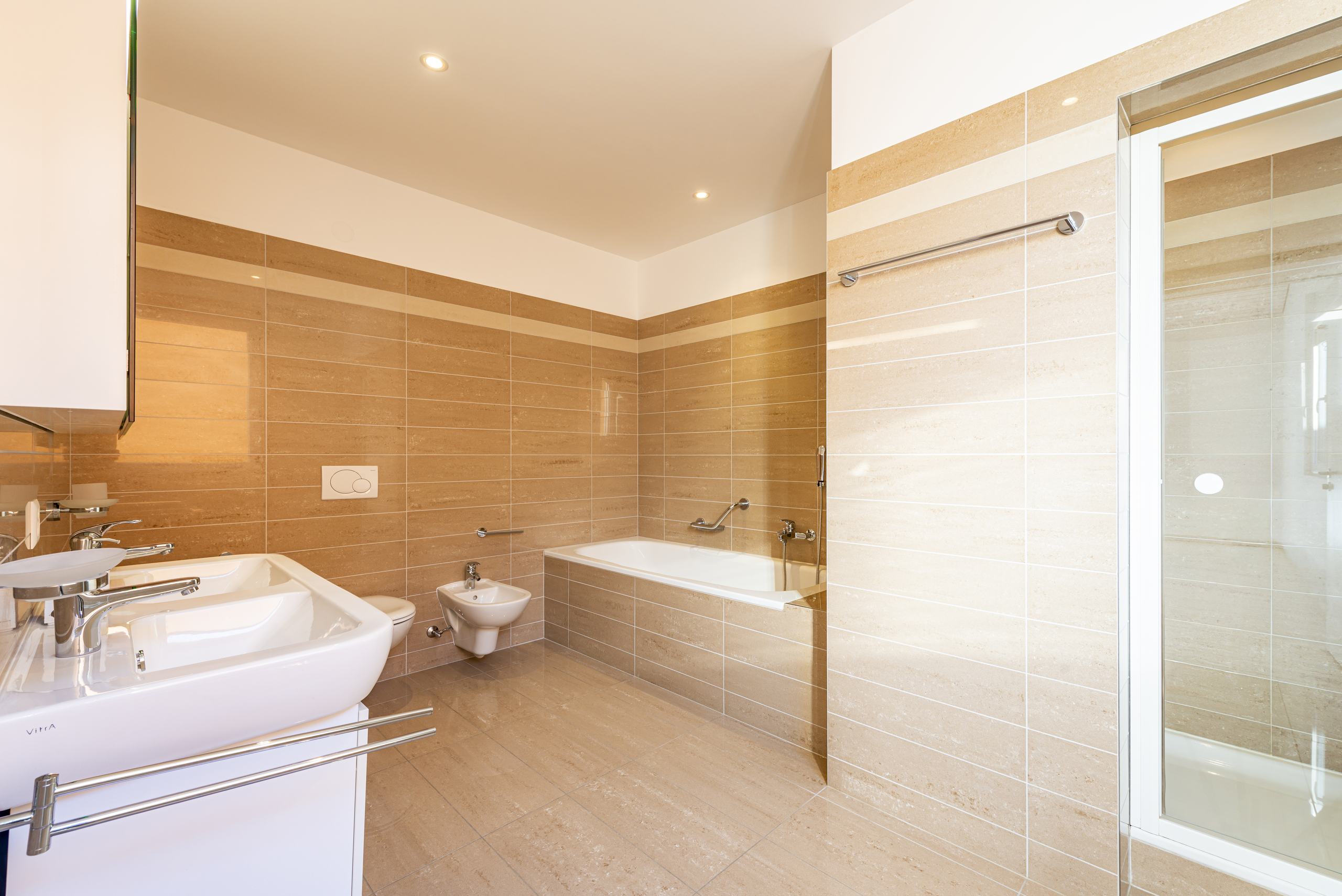 Modernes Badezimmer mit Wanne und Doppelwaschtisch