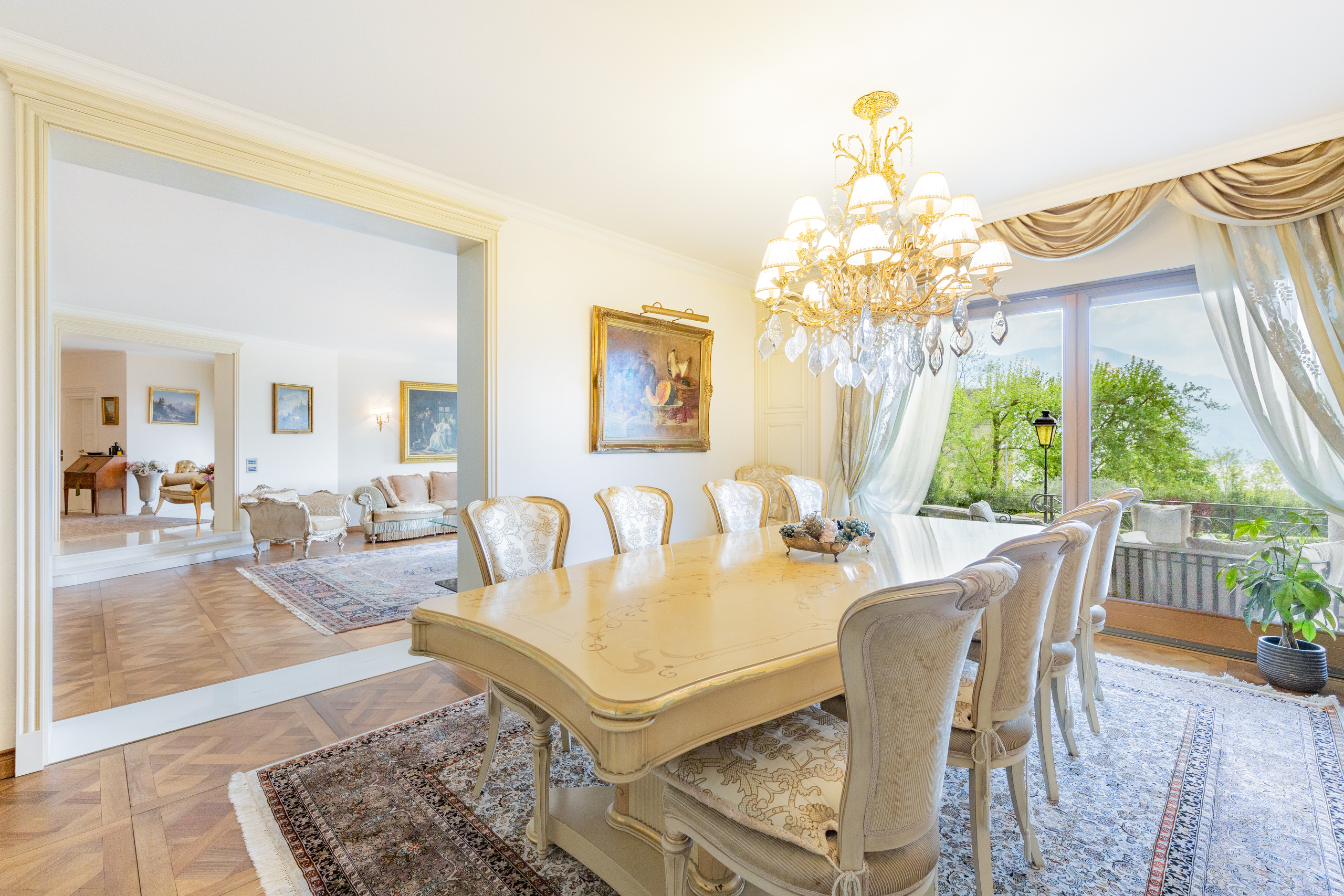 Elegantes Esszimmer mit Blick ins Grüne