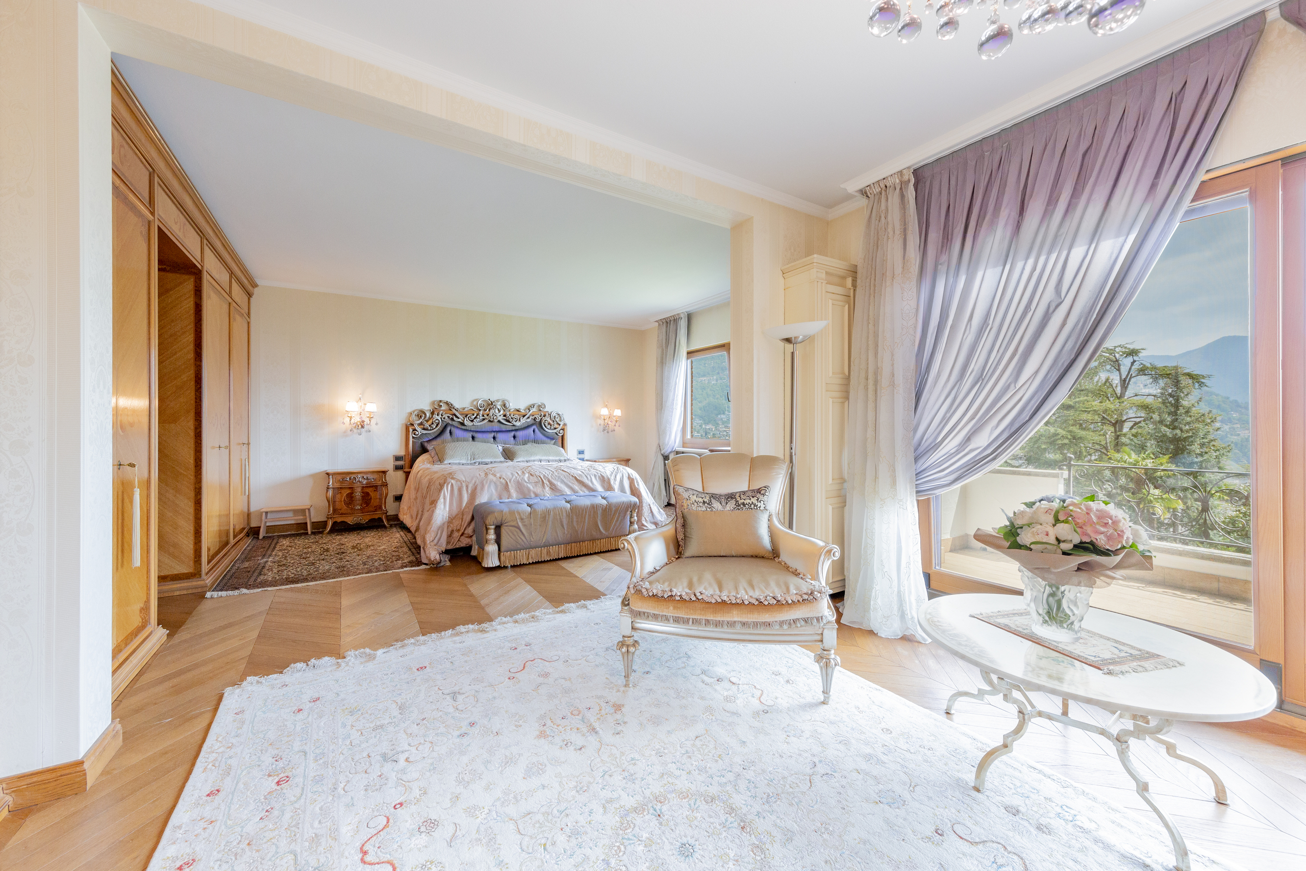 Elegantes Schlafzimmer mit Bergblick