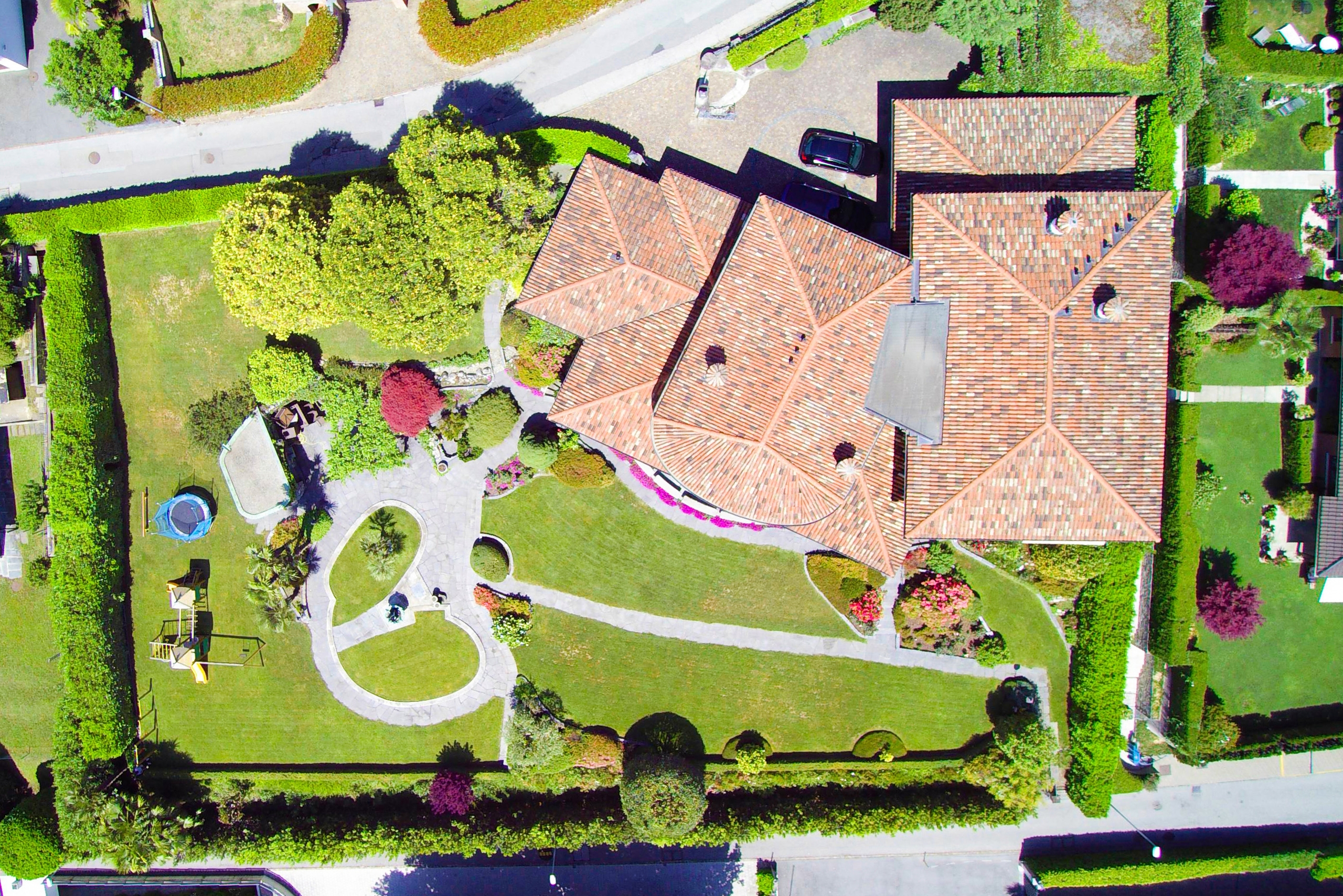 Luftaufnahme eines großzügigen Anwesens mit mediterranem Garten