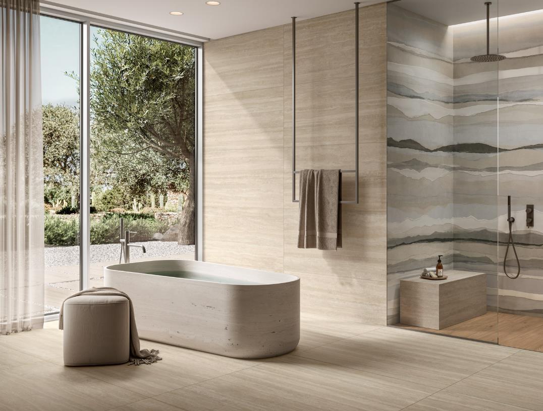 Moderne Wellness-Bad mit freistehender Wanne und Gartenblick