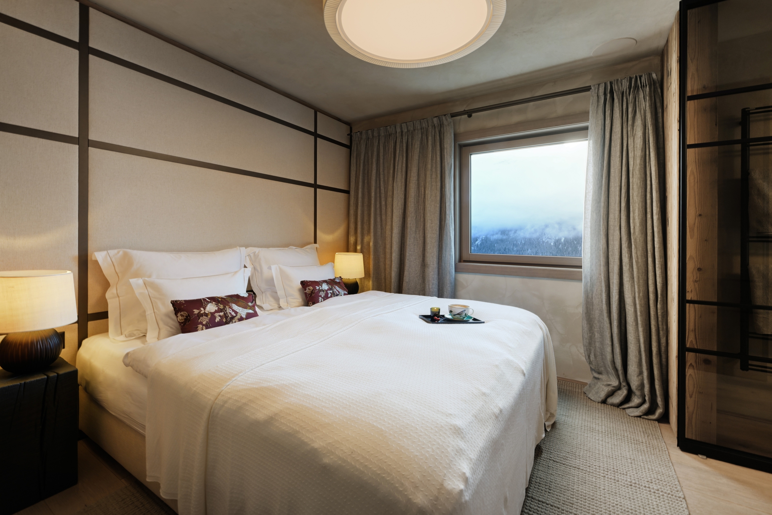 Gemütliches Schlafzimmer mit Bergblick
