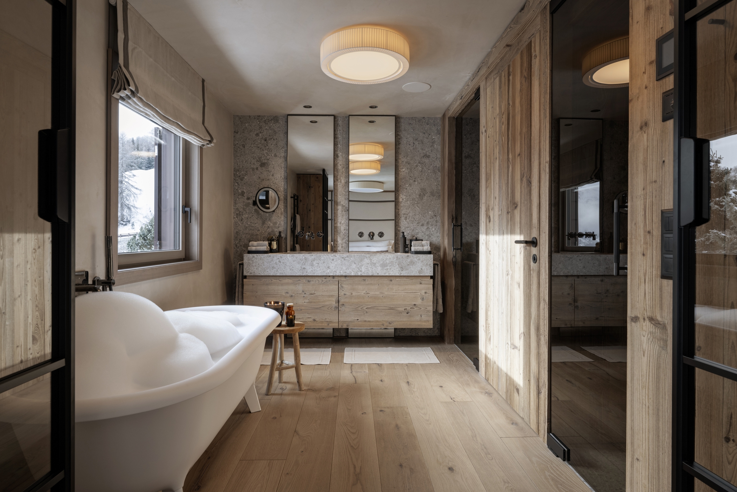 Luxuriöses Badezimmer mit freistehender Wanne und Doppelwaschtisch