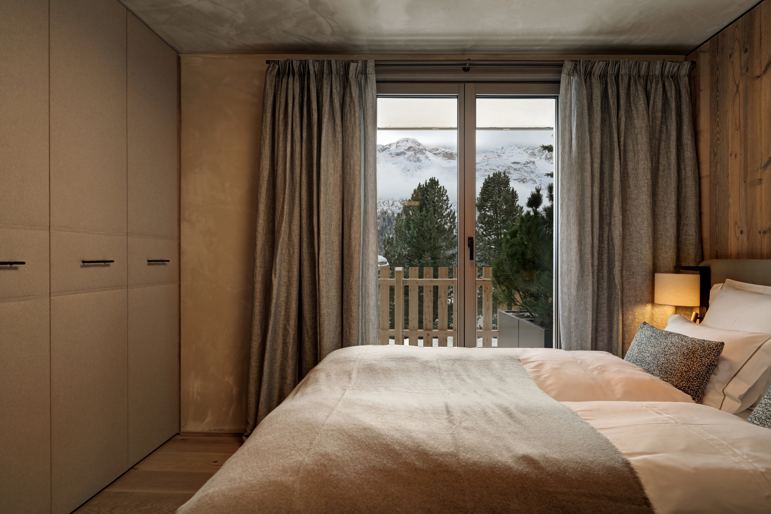 Gemütliches Schlafzimmer mit Bergblick