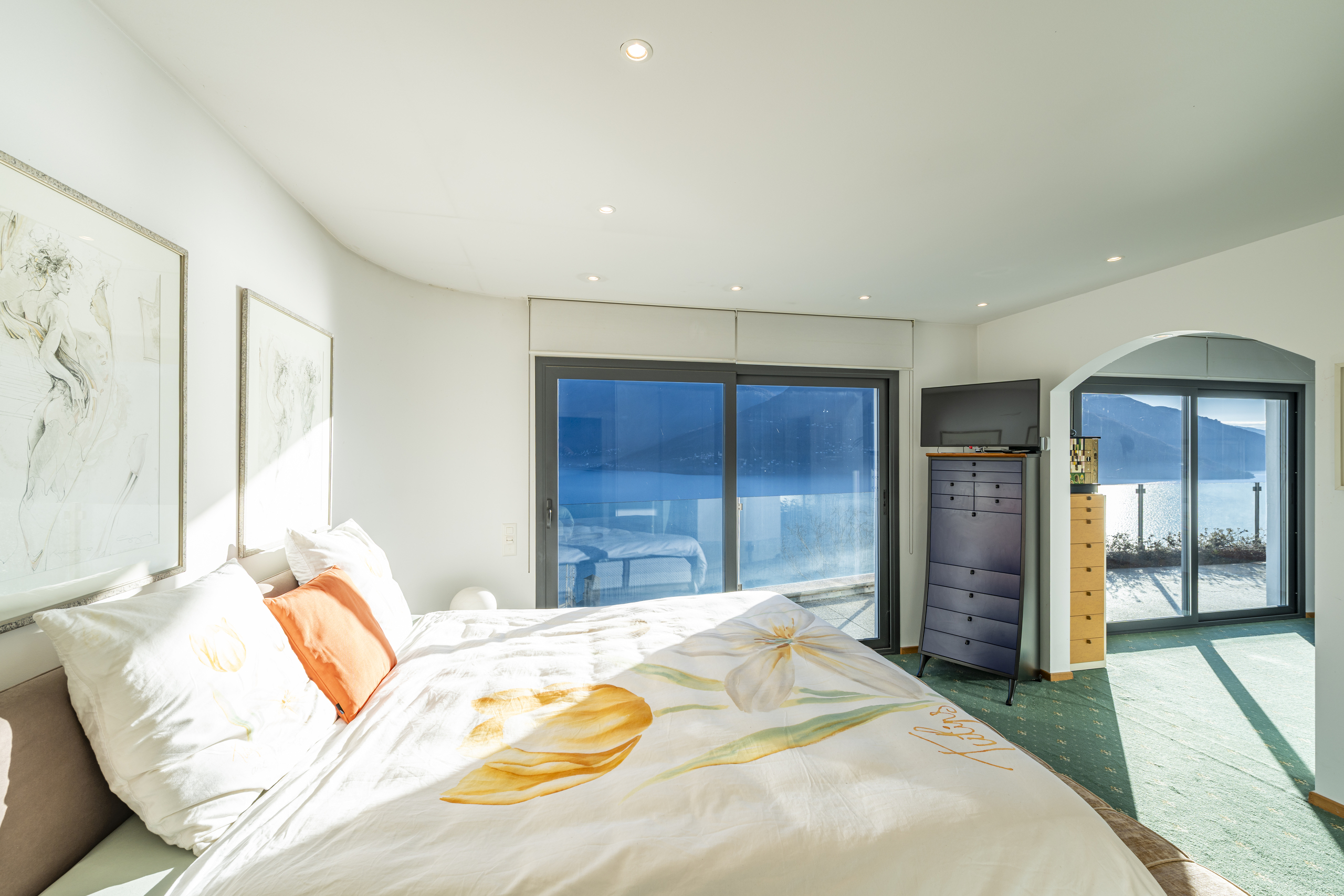 Helles Schlafzimmer mit Seeblick