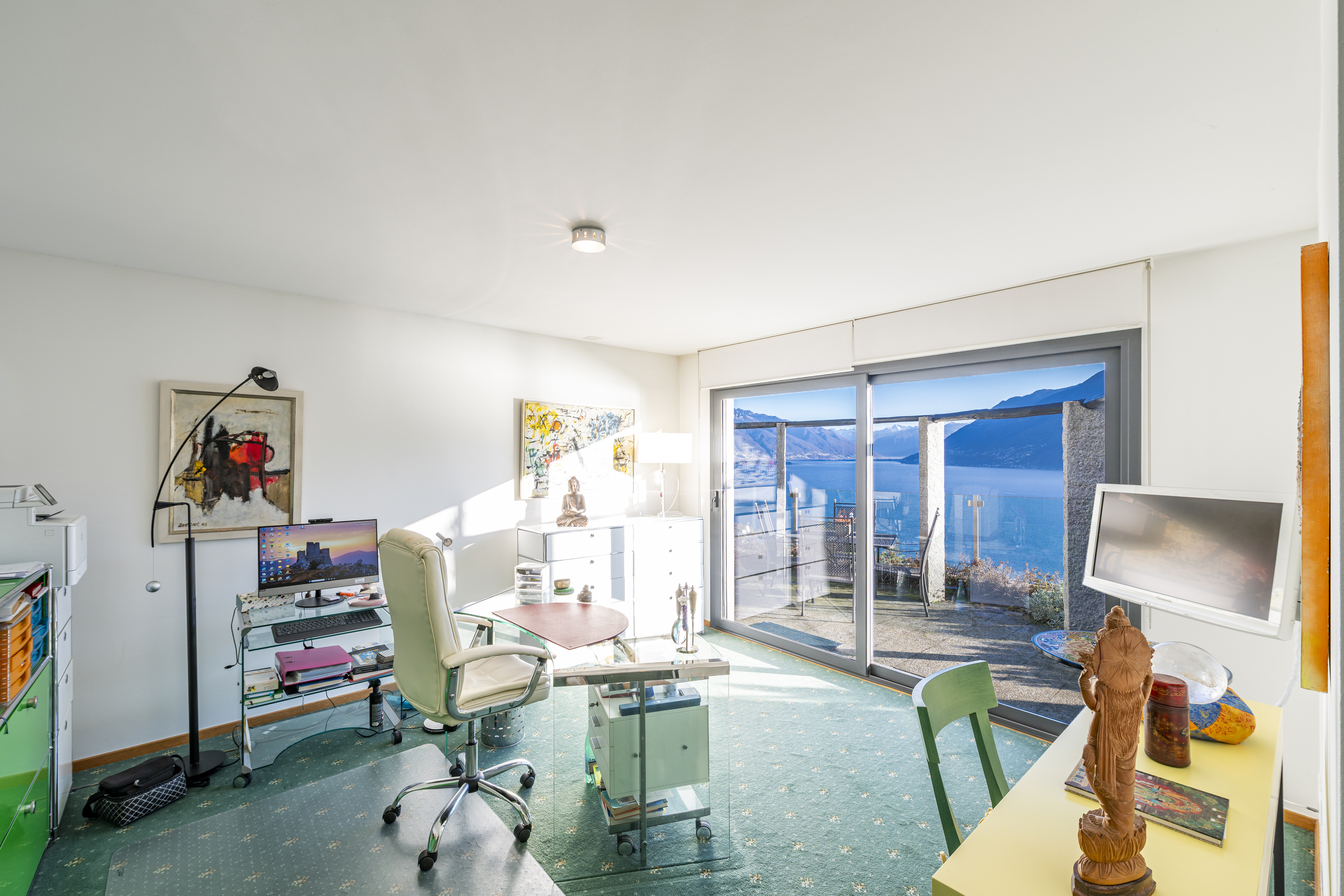 Hell möbliertes Arbeitszimmer mit Seeblick