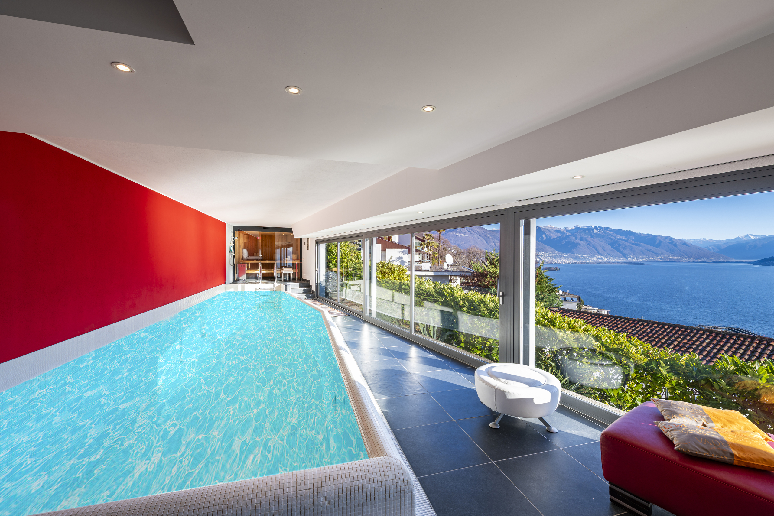 Innenpool mit Seeblick