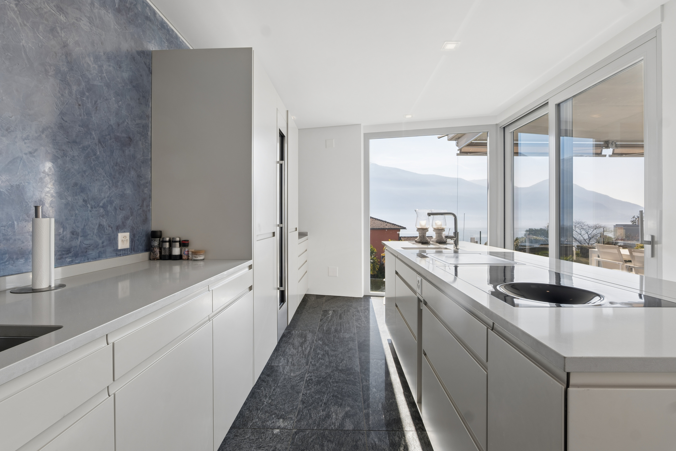 Moderne Küche mit Meerblick