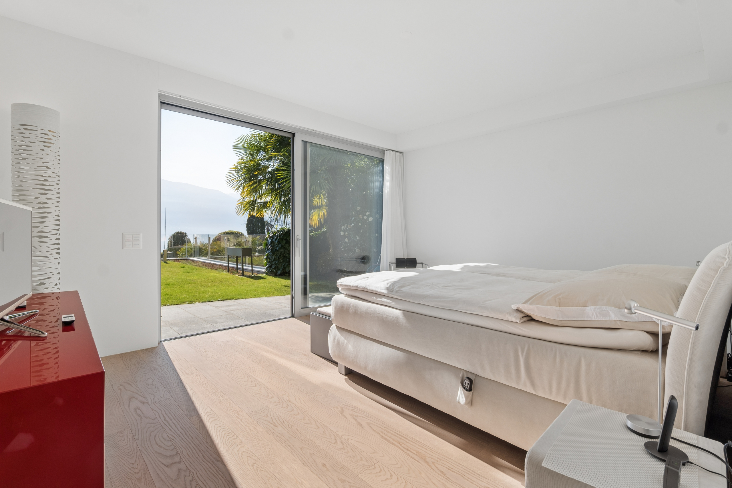 Helles Schlafzimmer mit Gartenblick
