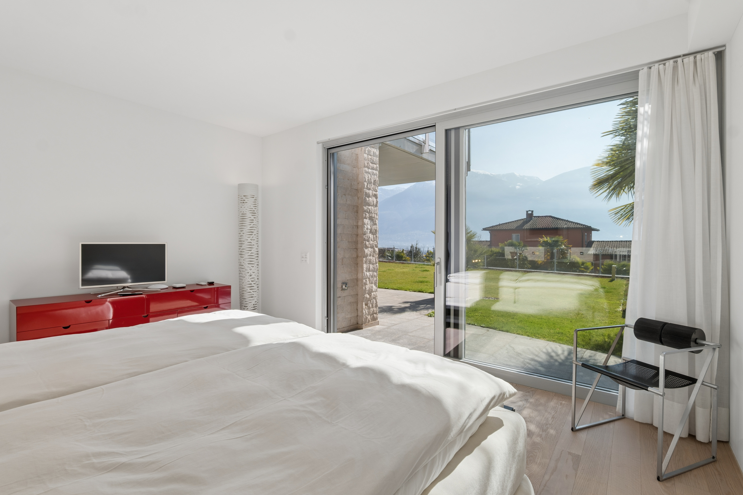 Helles Schlafzimmer mit großem Ausblick