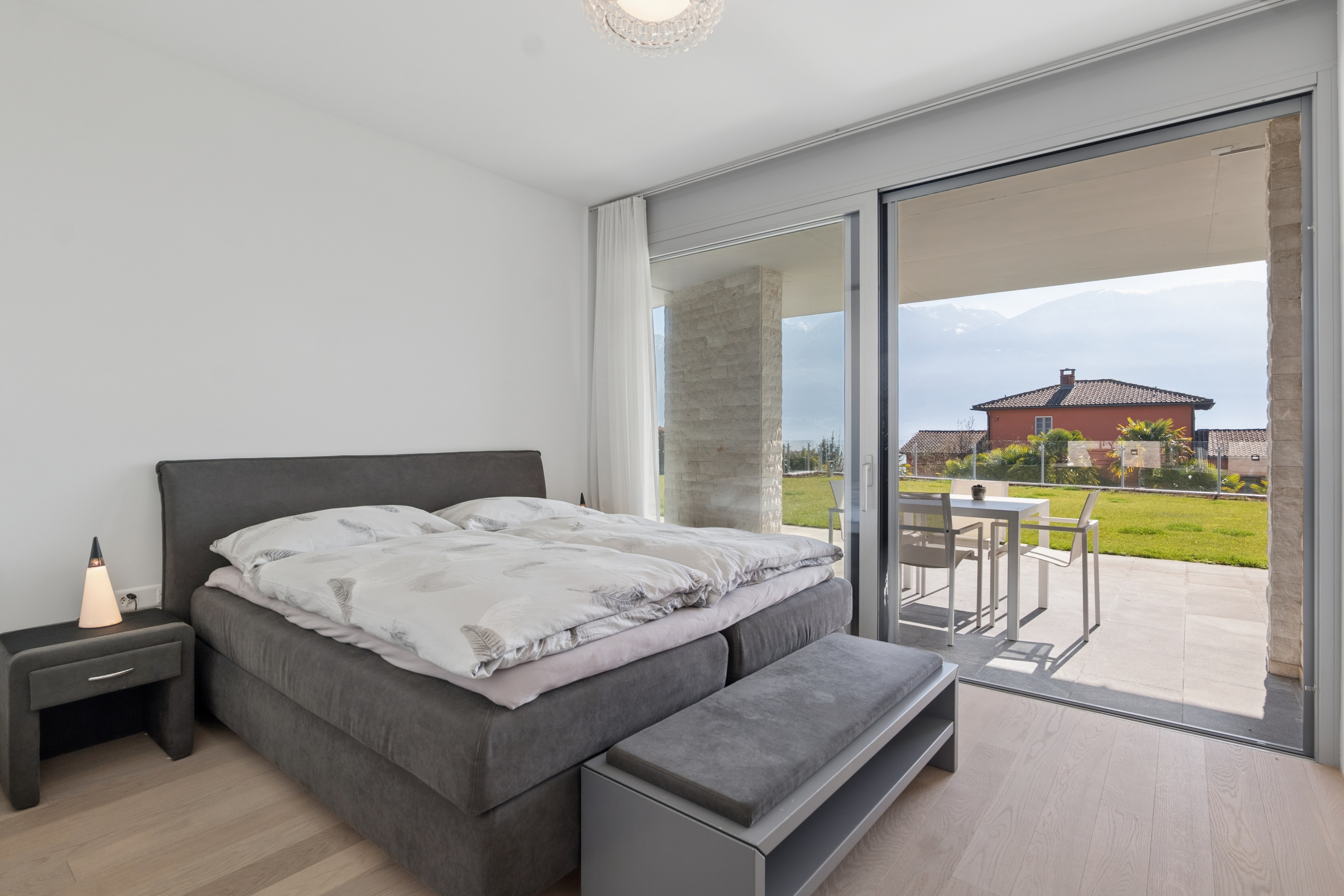 Modernes Schlafzimmer mit Terrassenzugang