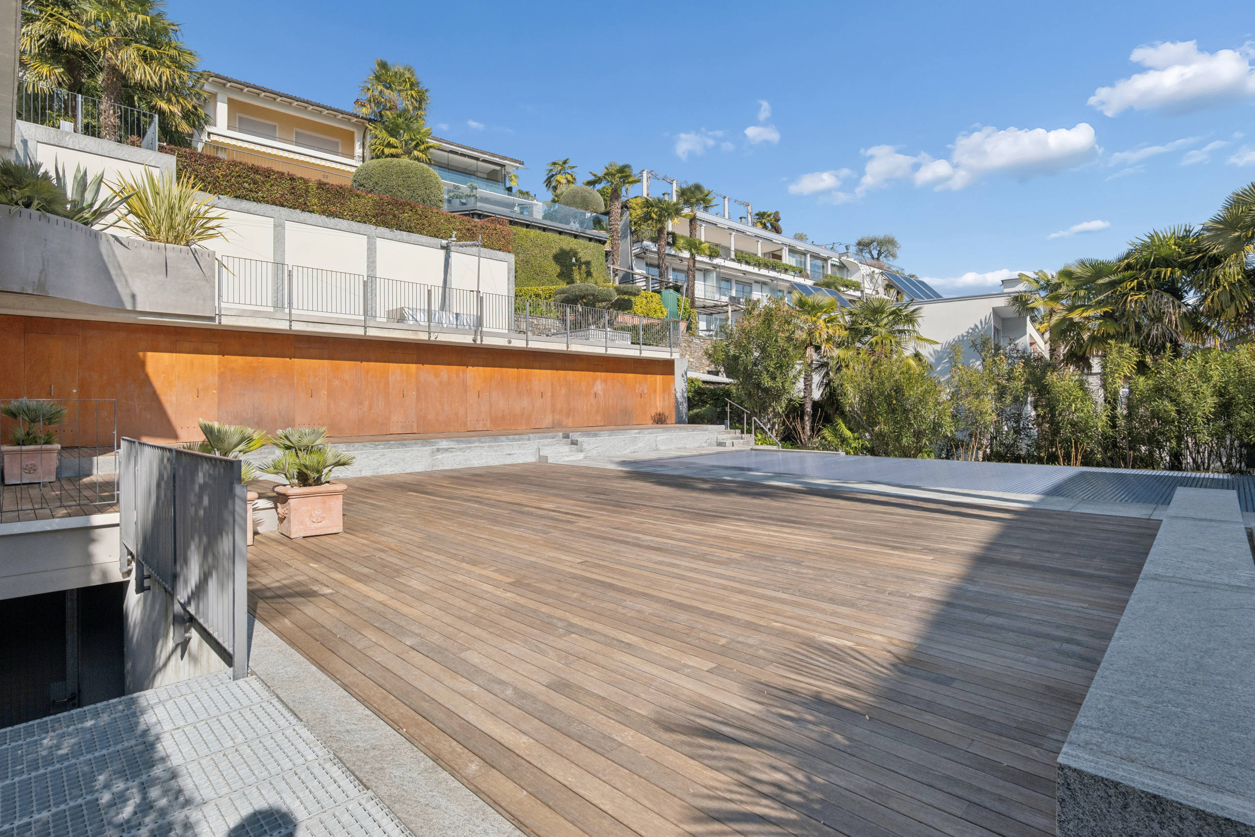 Großzügige Terrasse mit Holzdeck