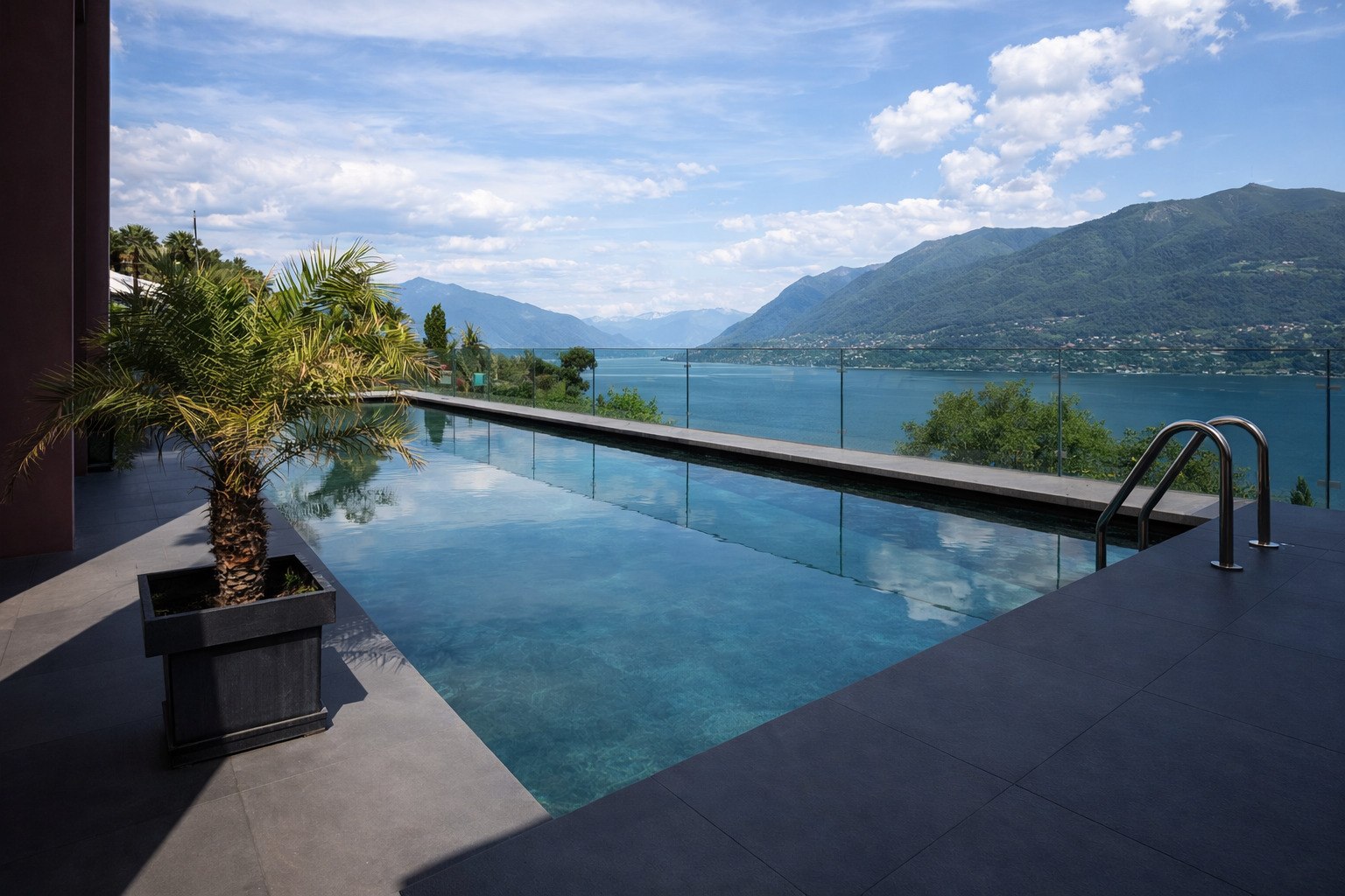 Infinity-Pool mit Seeblick