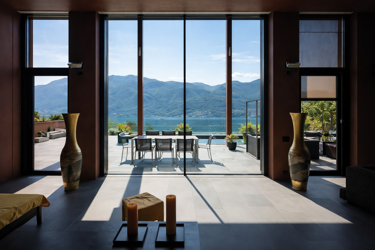 Luxuriöser Innenraum mit Panoramablick auf See und Berge