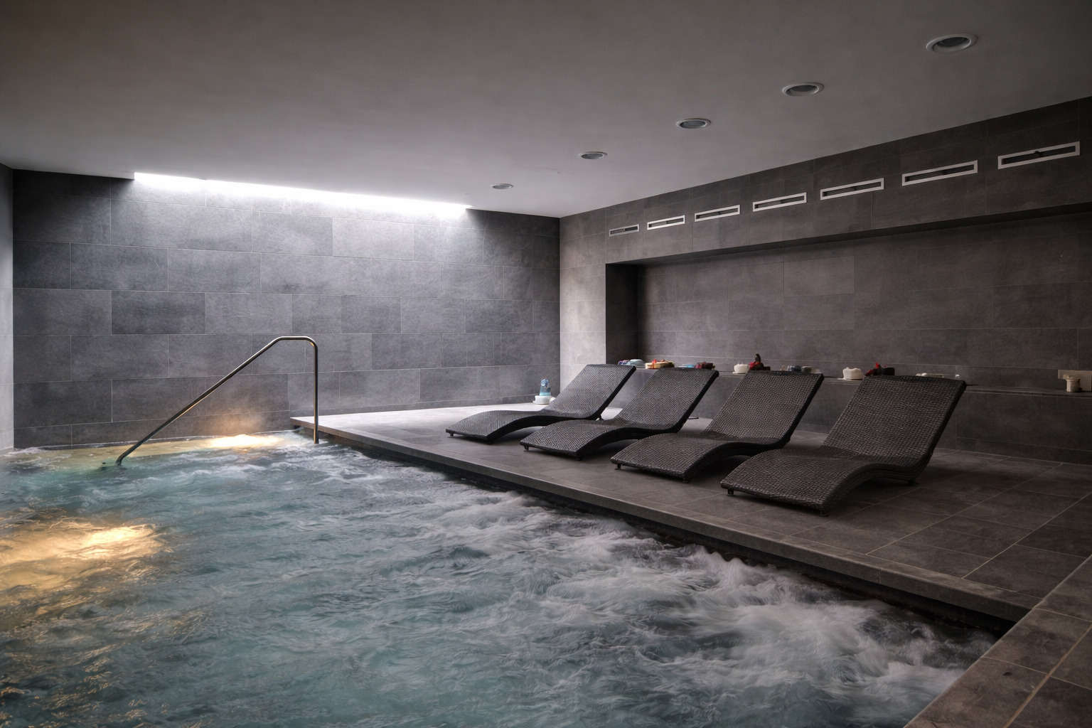 Innenpool mit Wellnessbereich