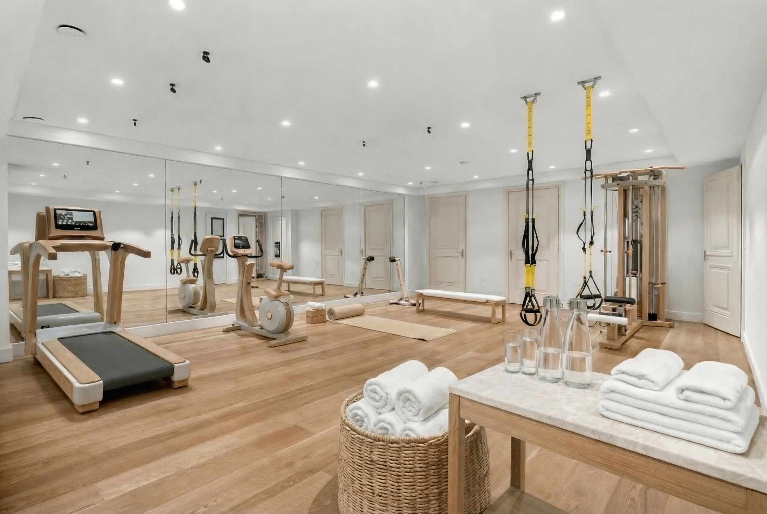 Heller Fitnessraum mit Studiogeräten