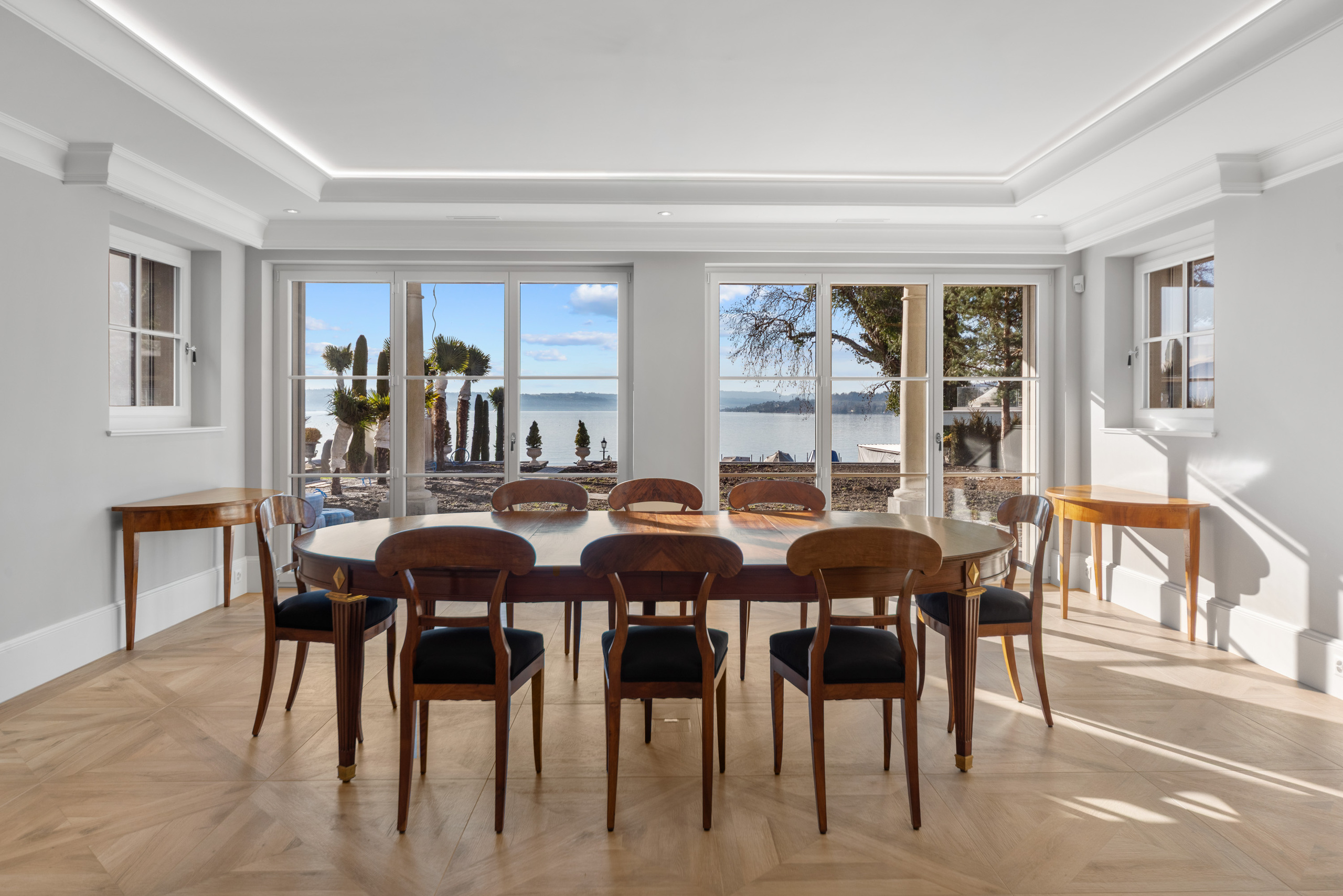 Eleganter Essbereich mit Seeblick